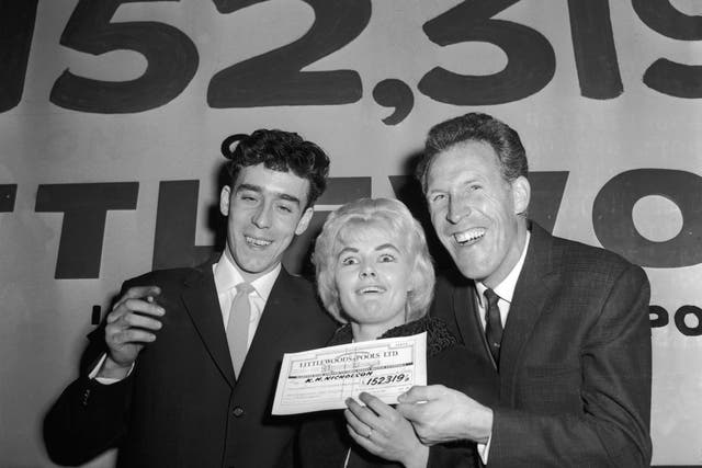Viv and Keith Nicholson receive their cheque for £152,319 from Bruce Forsyth in 1961