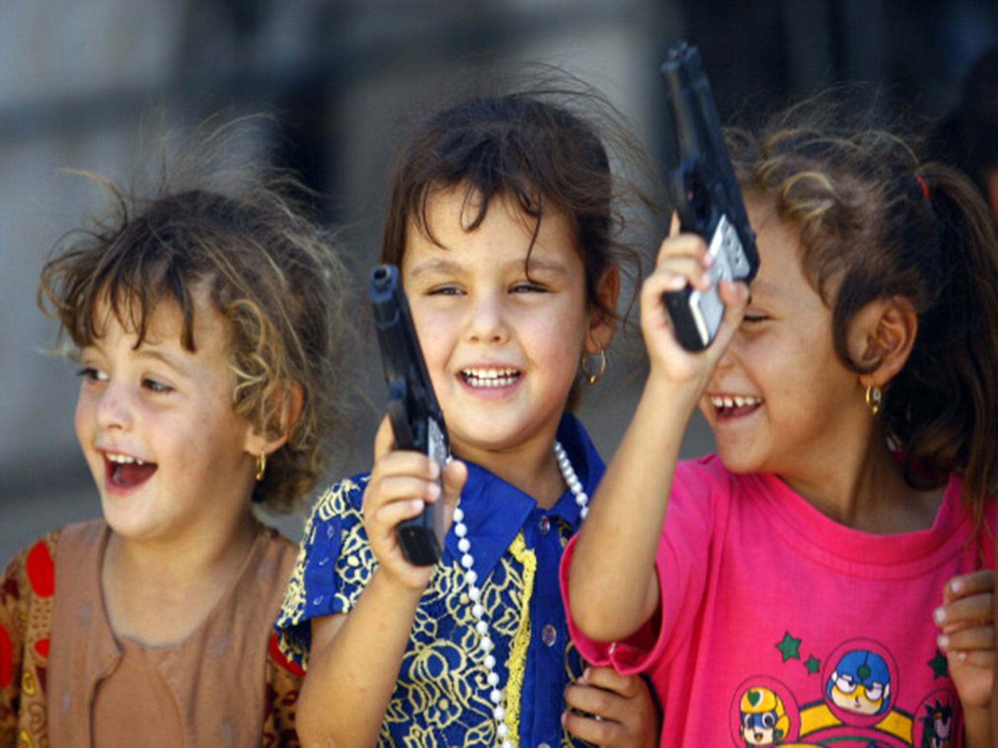 Iraqi Shiite children from Mosul play with toy guns