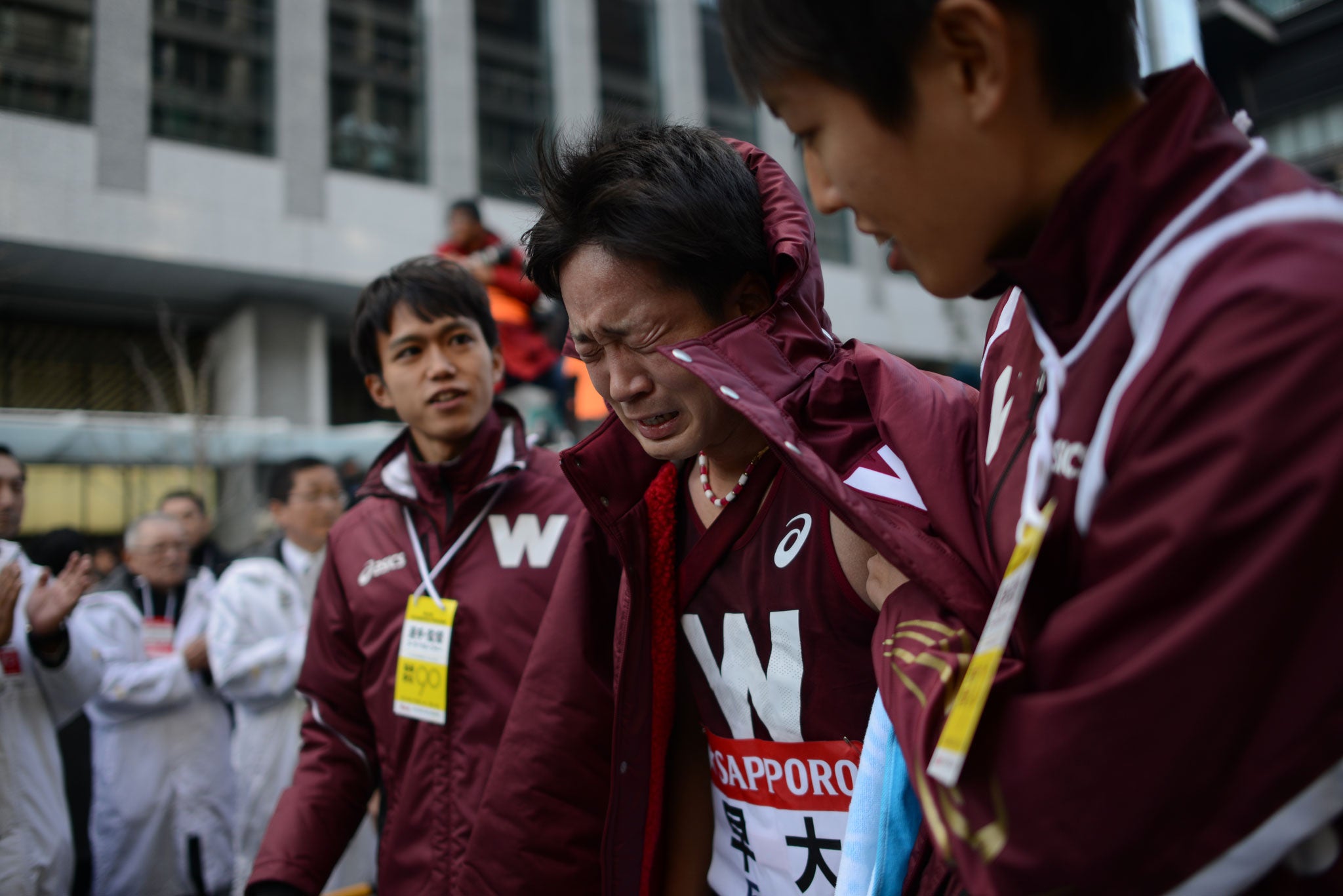 Waseda University's last-leg runner breaks down as his team finish fourth