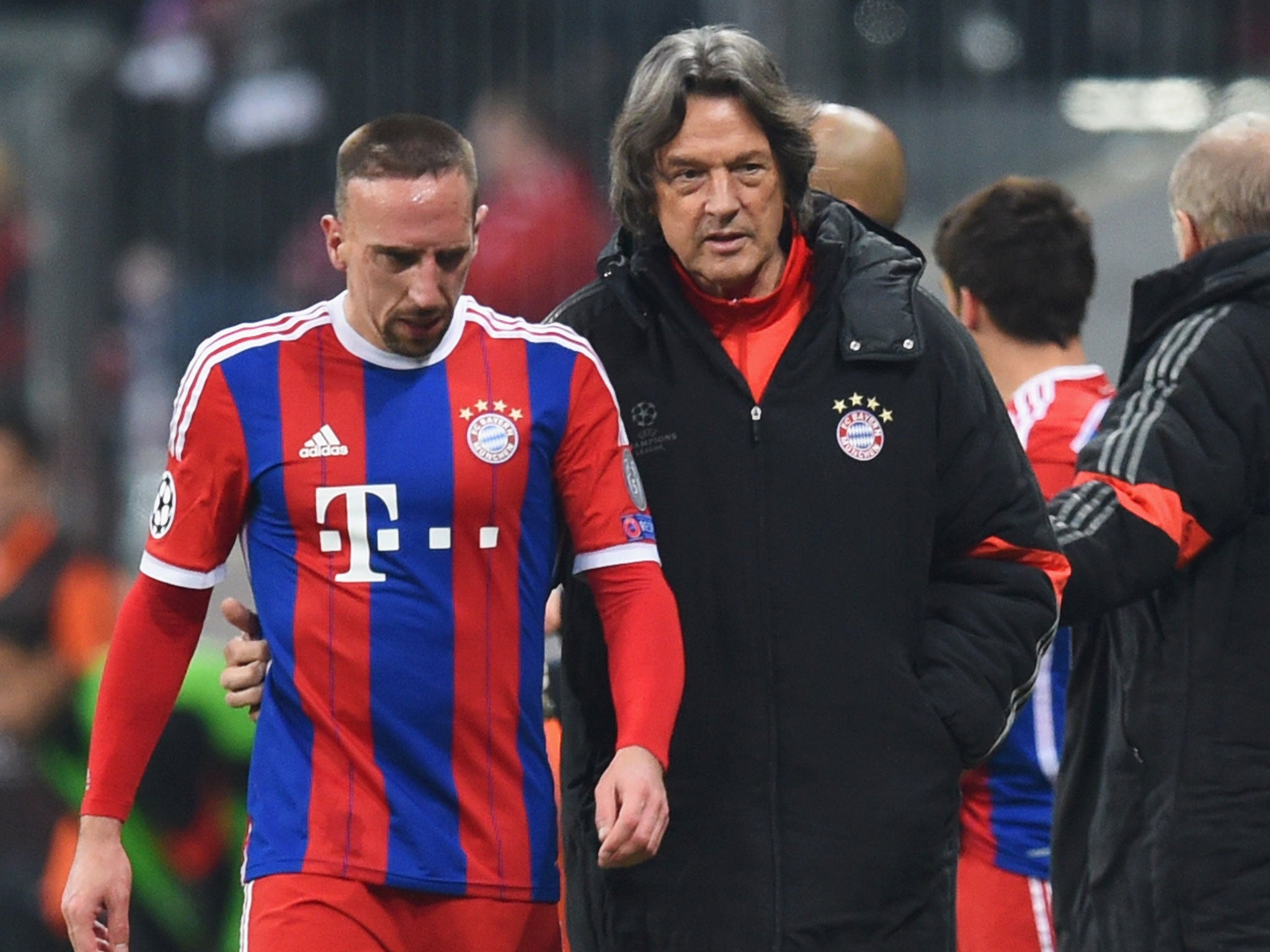 Müller-Wohlfahrt leads Franck Ribery off the pitch