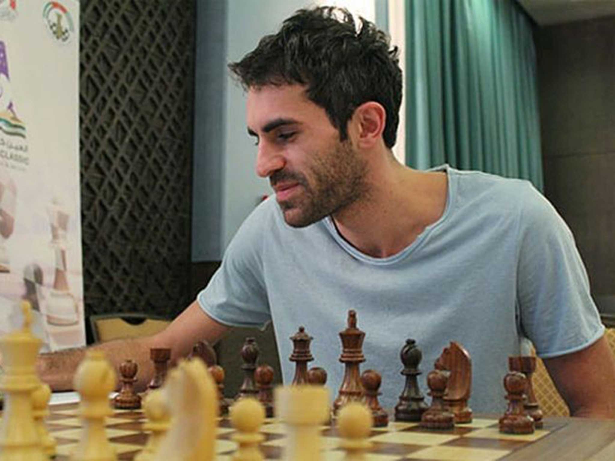 Gaioz Nigalidze chess grandmaster caught cheating with phone