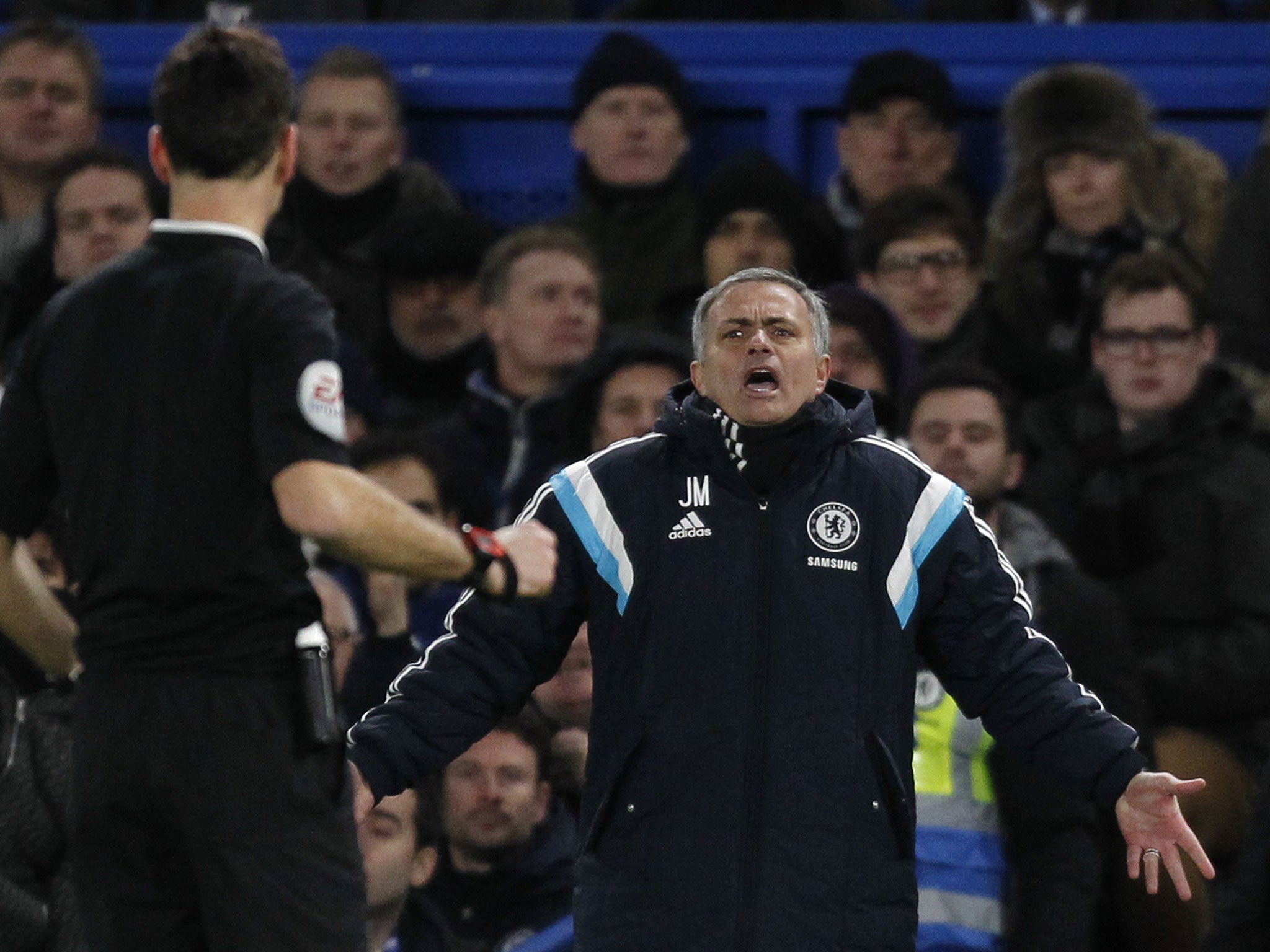 Chelsea manager Jose Mourinho gestures to referee Mark Clattenburg