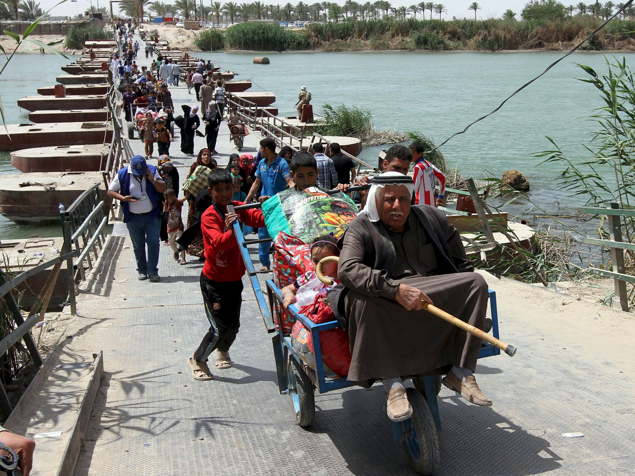 Sunni refugees from Ramadi arriving at Baghdad last Friday after fleeing the fighting