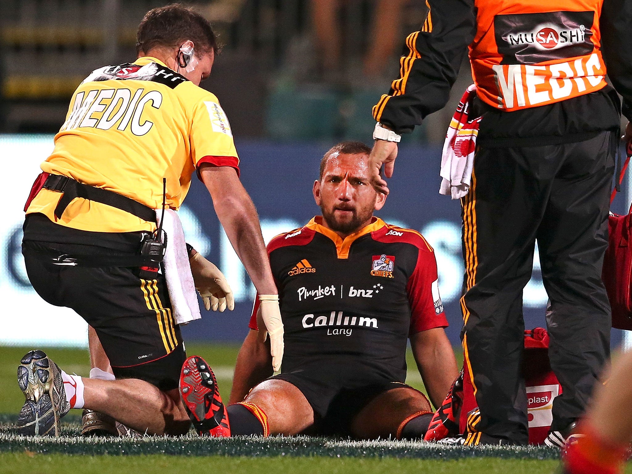 New Zealand fly-half Aaron Cruden has suffered a ruptured cruciate ligament in his left knee
