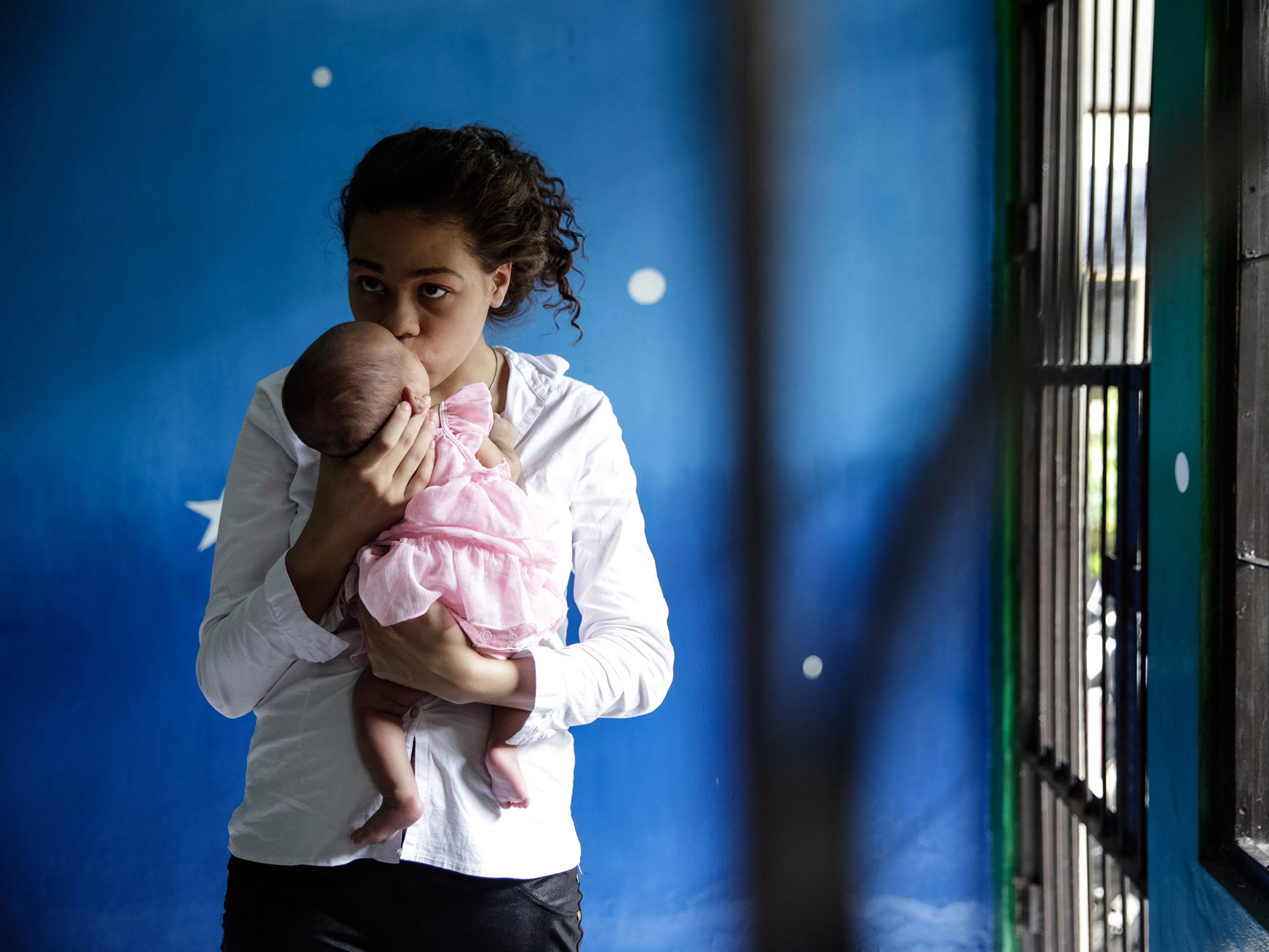 Heather Mack holds her baby daughter in a prison cell in 2015