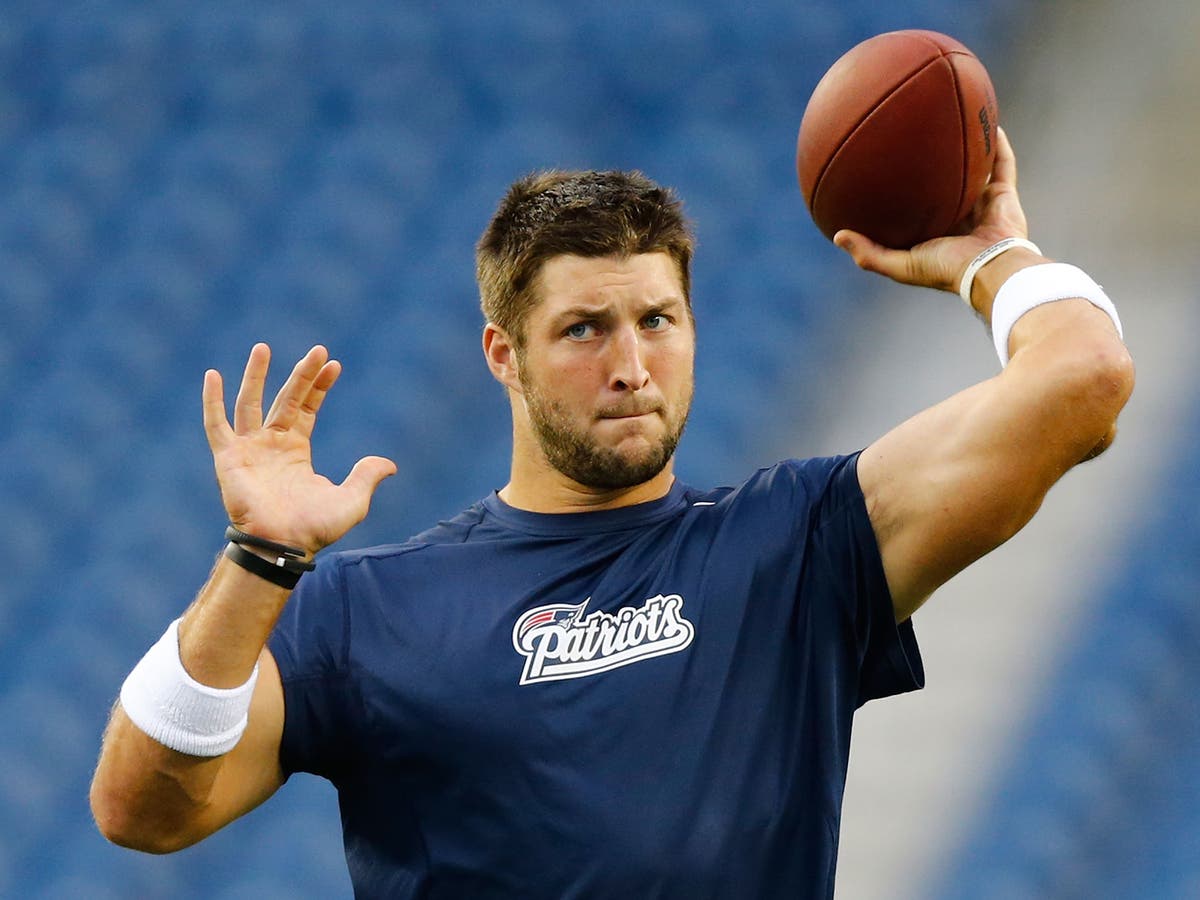 In Tebow debut, Eagles fans roar