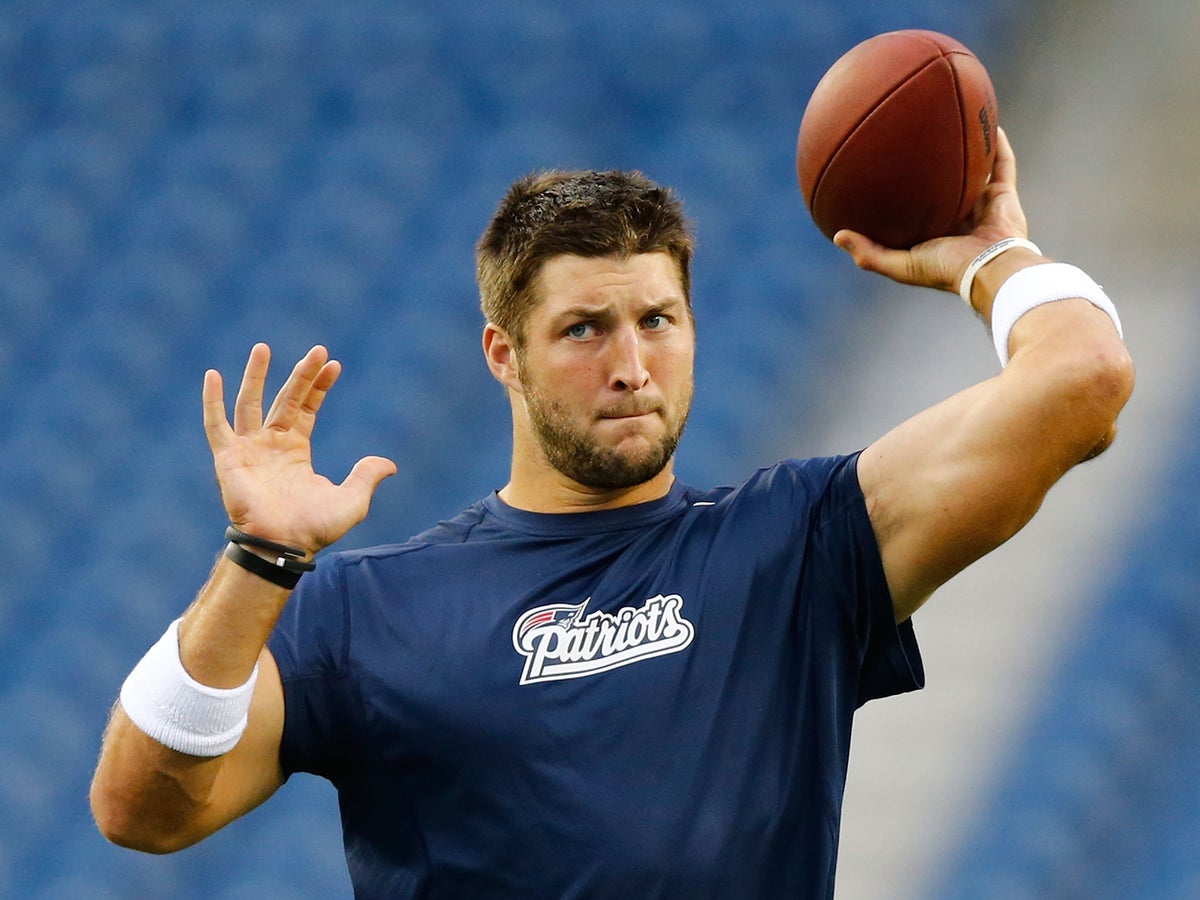 Tim Tebow signs 2-year deal, hits the field with Patriots