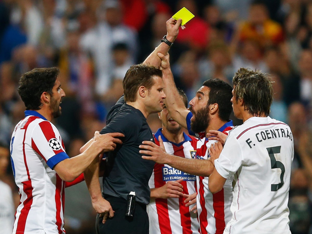 som resultat I hele verden tyve Arda Turan red card: The internet reacts after Atletico Madrid star was  sent off against Real Madrid | The Independent | The Independent