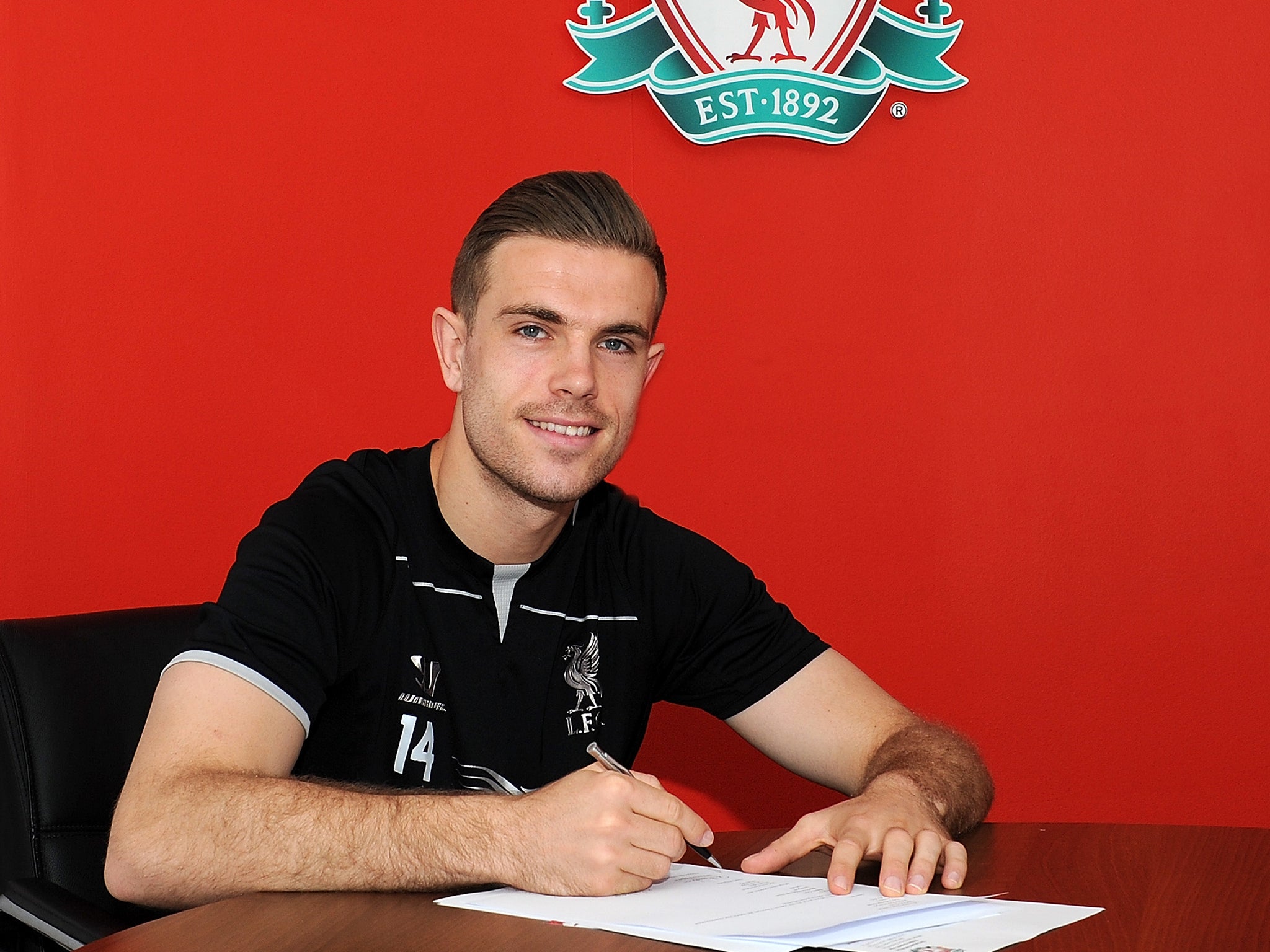 Jordan Henderson signs a new Liverpool contract