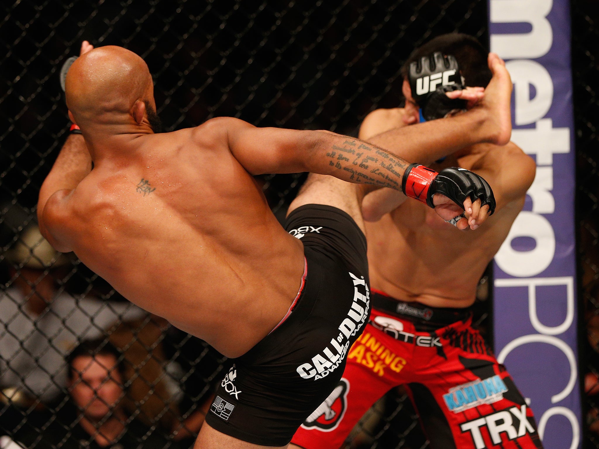 Demetrious Johnson kicks Chris Cariaso