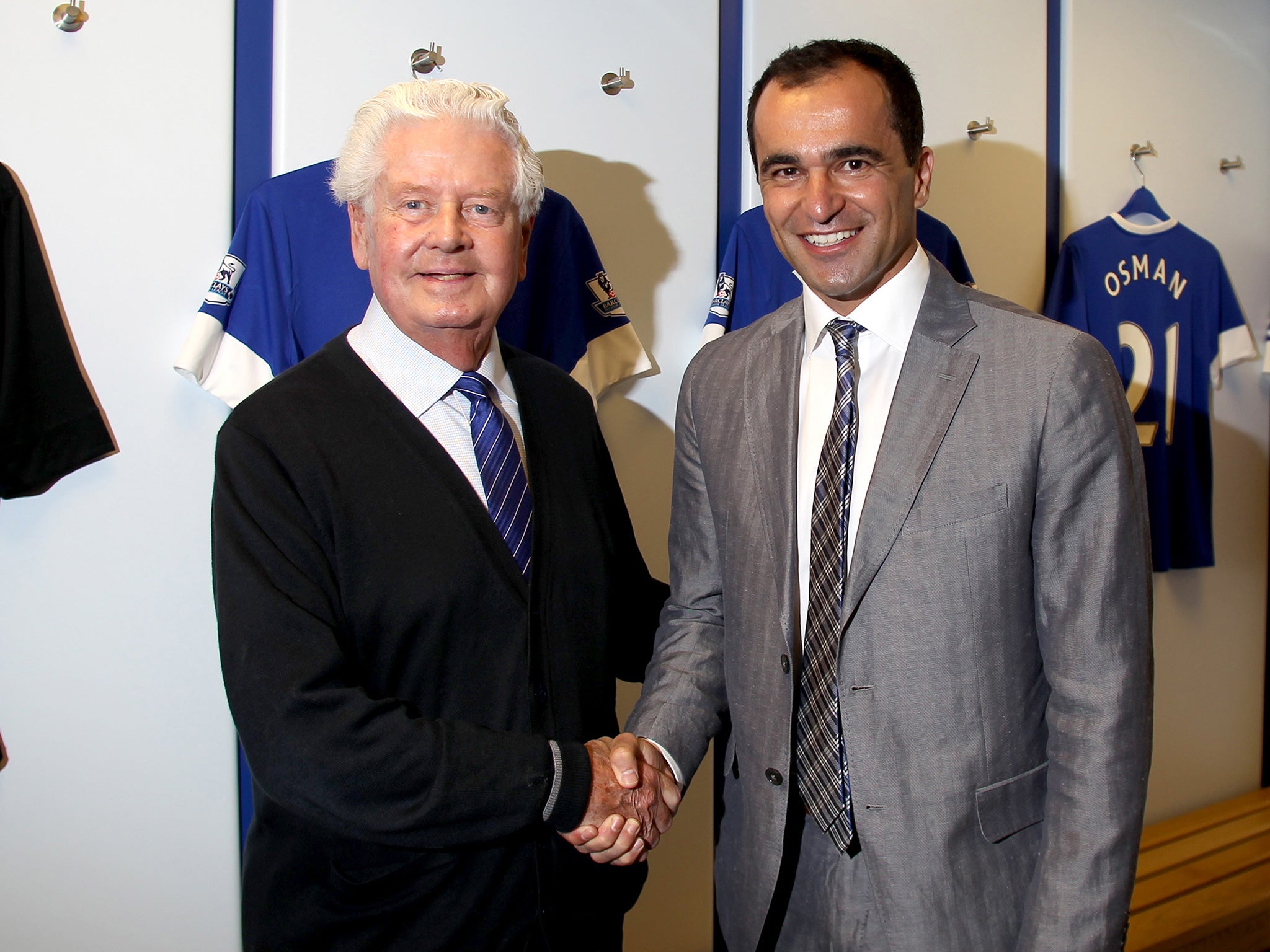 Carter, left, with the current Everton manager Roberto Martinez: his support for Howard Kendall led to the club’s 1980s triumphs