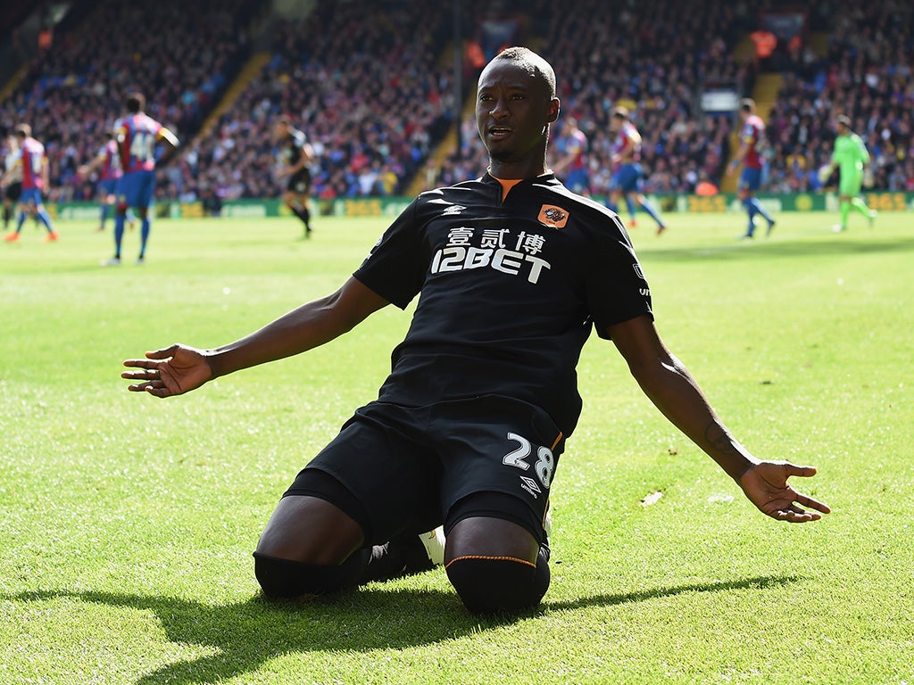 Dame N'Doye celebrates scoring against Crystal Palace