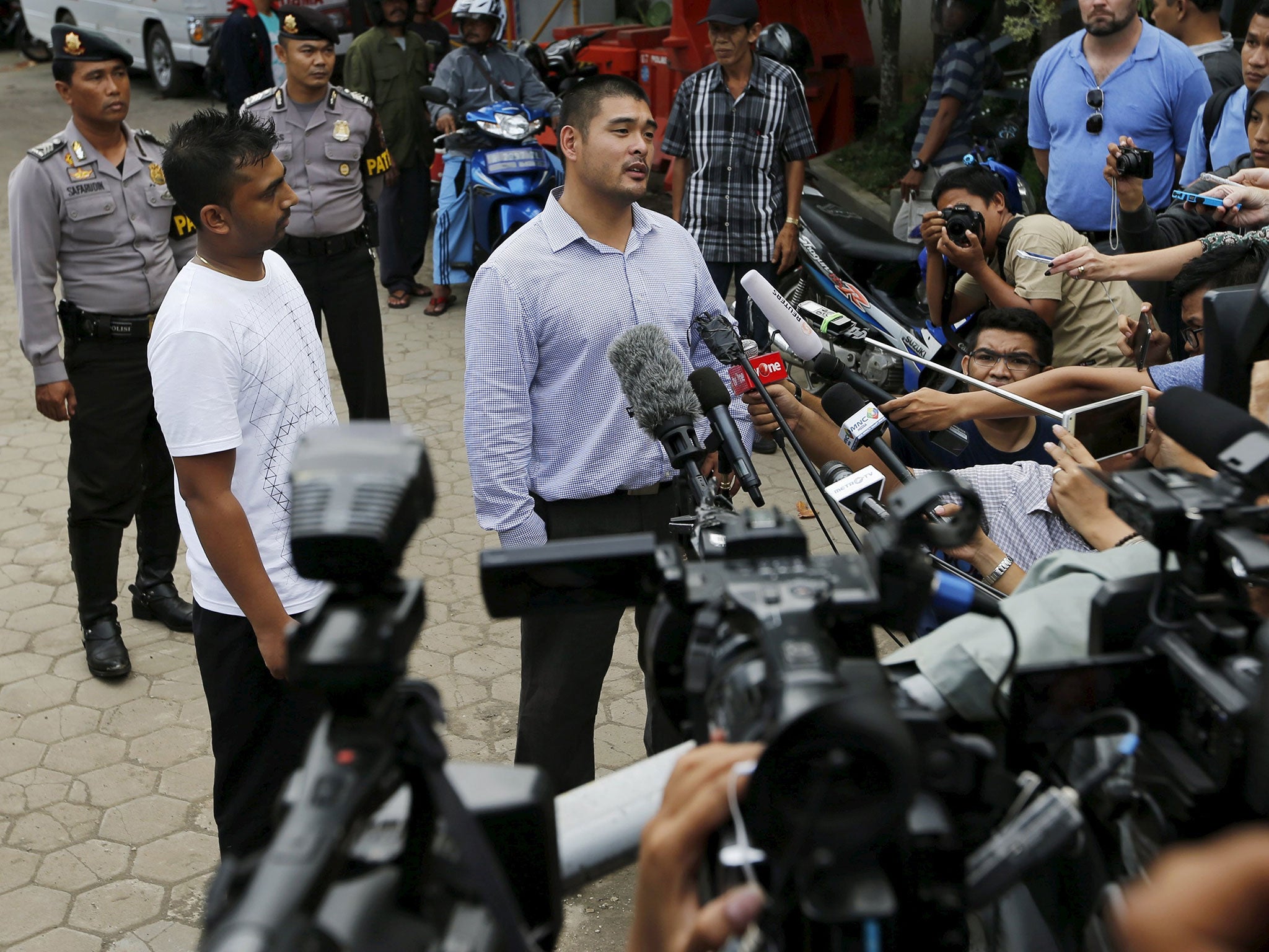 Chintu Sukumaran (L), brother of Myuran Sukumaran, stands next to Michael Chan, brother of Andrew Chan in Indonesia on 26 April, 2015