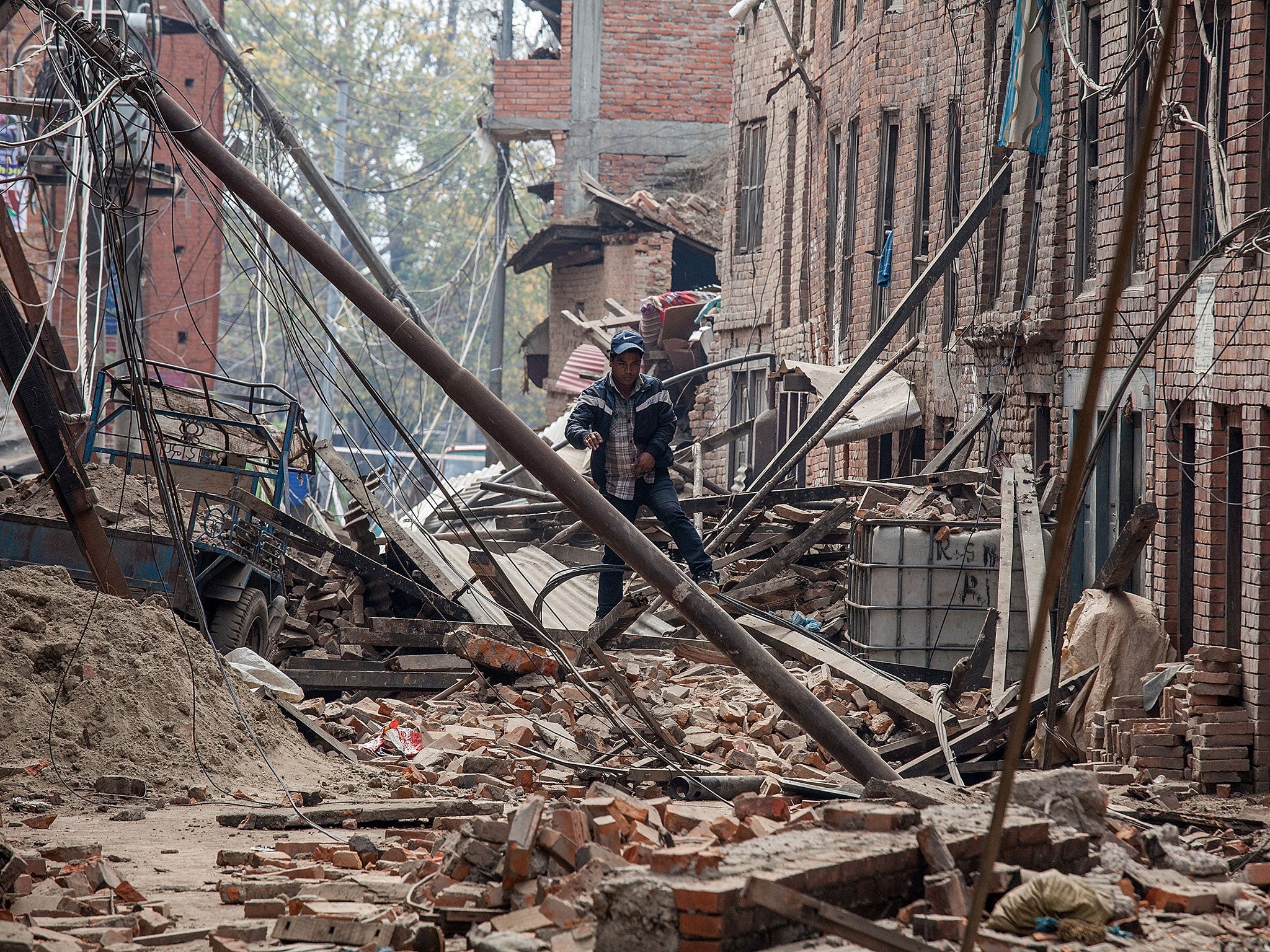 A major 7.8 earthquake hit Kathmandu and was followed by multiple aftershocks. Many houses, buildings and temples were destroyed during the earthquake, leaving thousands dead or trapped under the debris