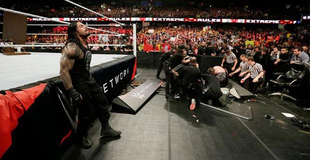 Roman Reigns defeats the Big Show int their Last Man Standing match