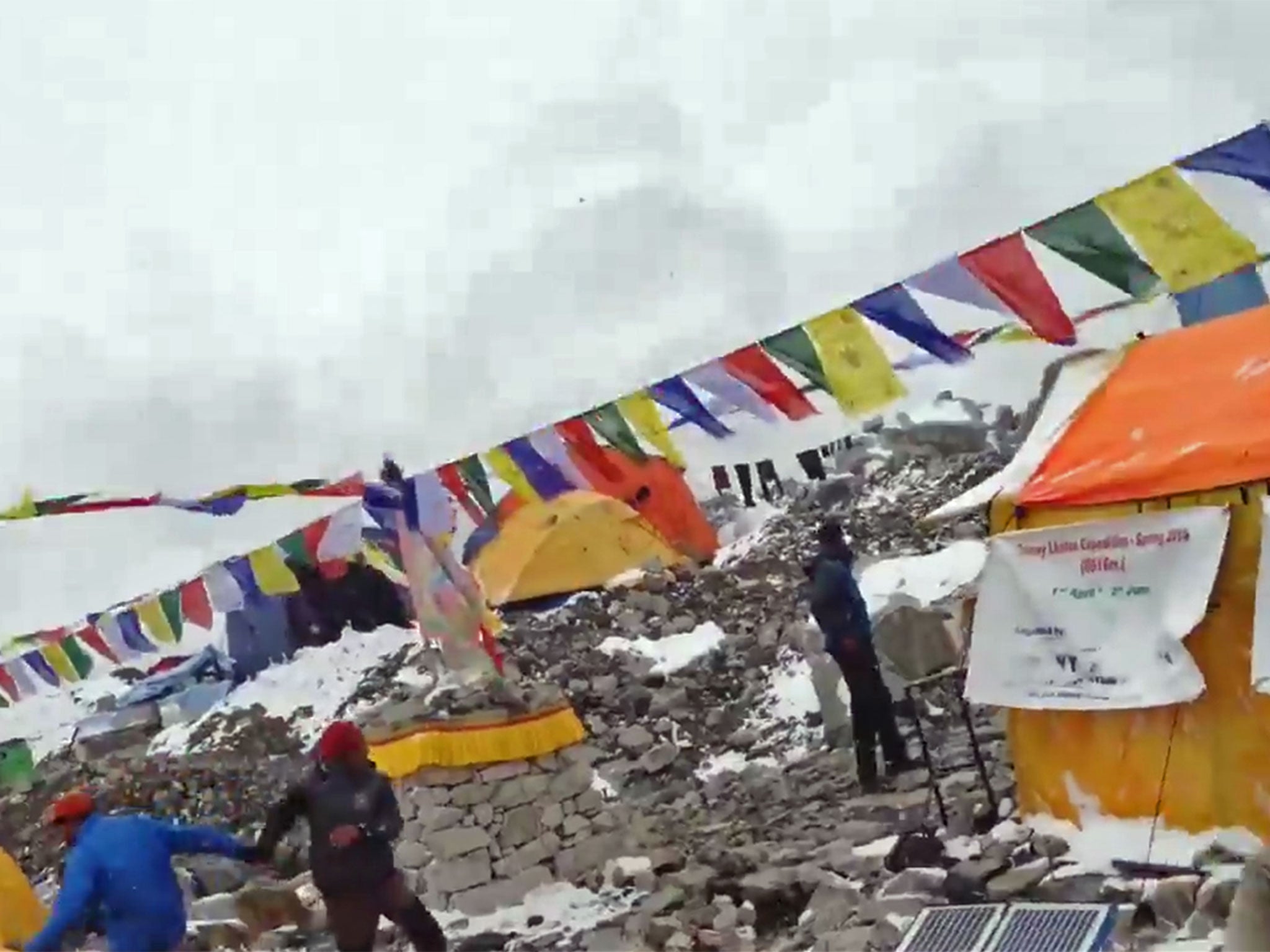 The moment an avalanche hit an Everest base camp