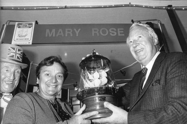 Rule is presented with a model of the 'Mary Rose' by the former Prime
Minister, Edward Heath, at the 1983
Ideal Homes Exhibition