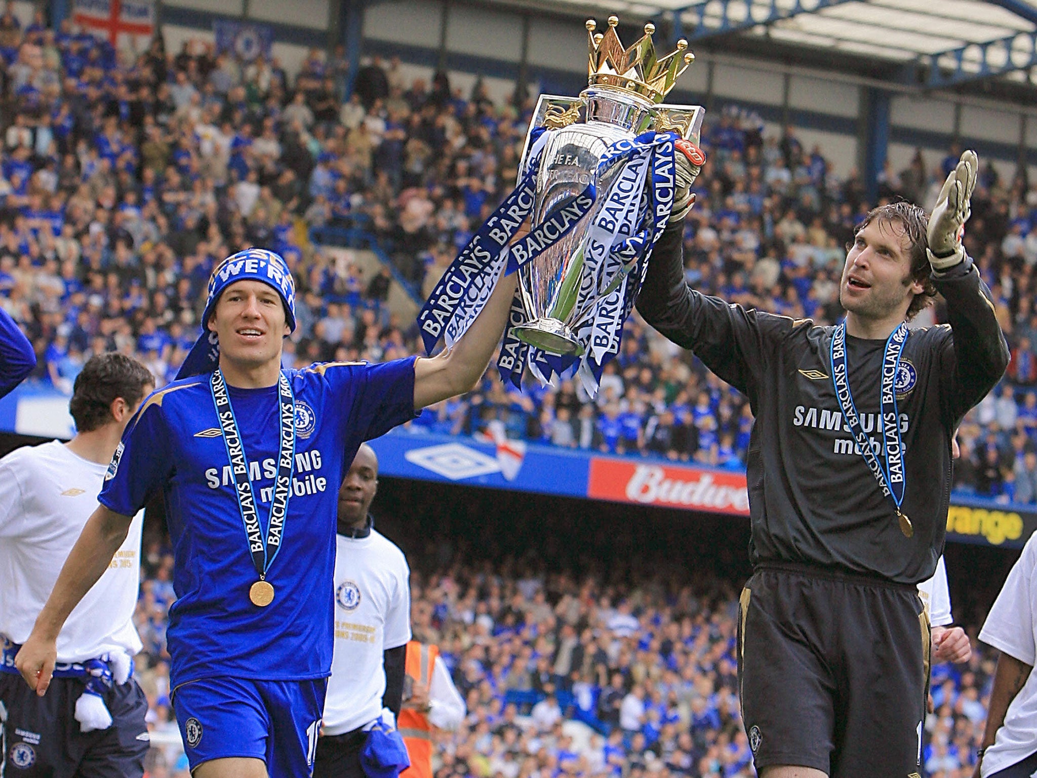 Cech alongside Arjen Robben in 2006 after Chelsea won the Premier League title