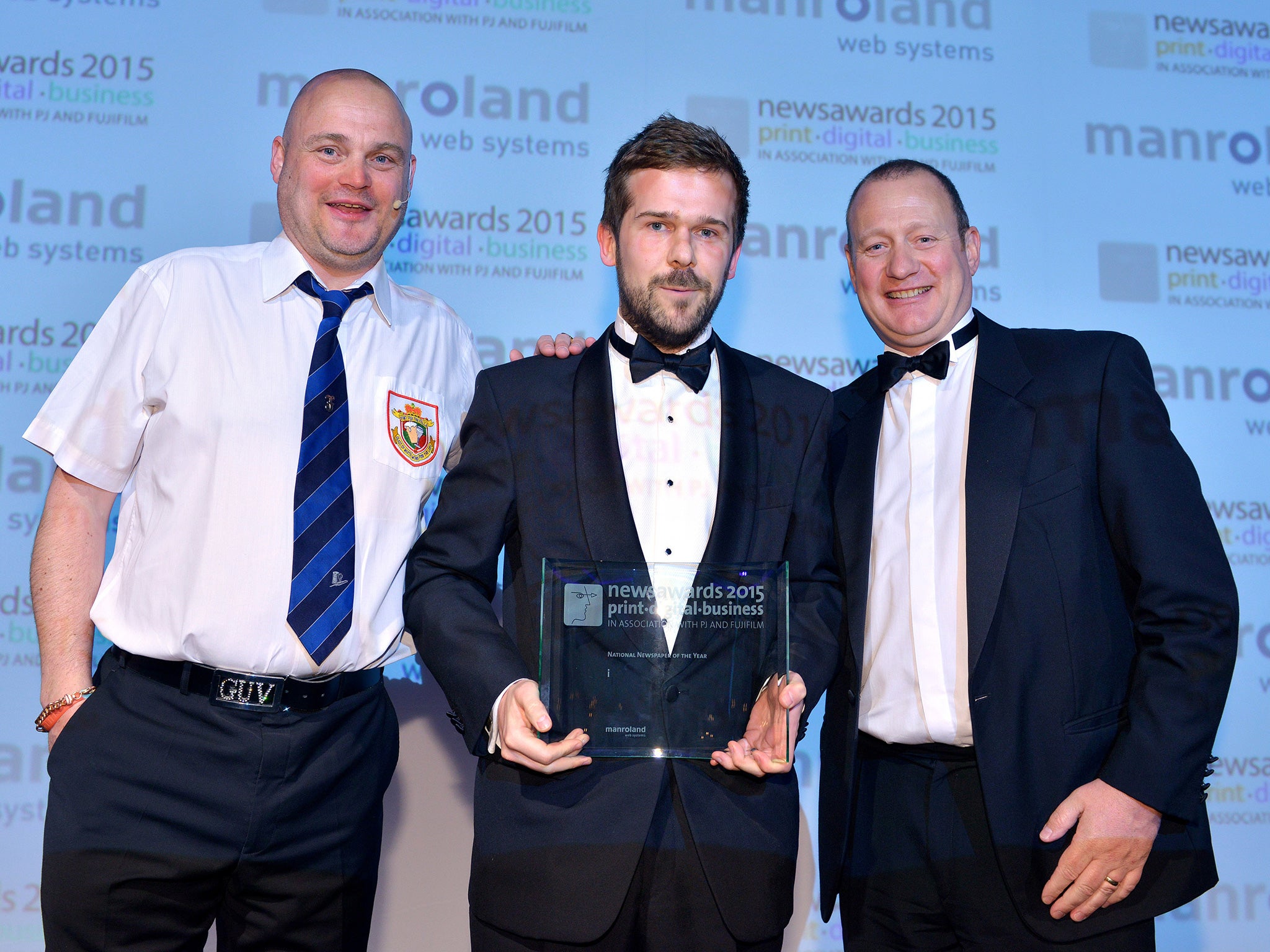 Oliver Duff, editor of i (centre), accepts the award for National Newspaper of the Year, alongside comedian Al Murray (L) and John Ellis, MD of manroland web systems (R)