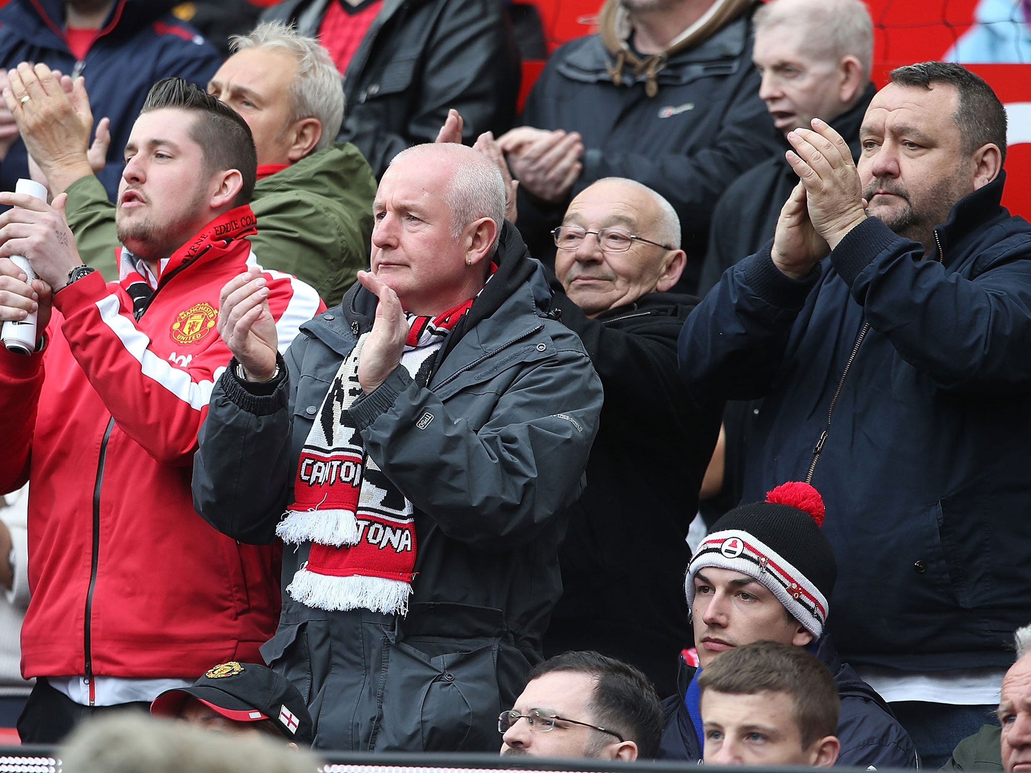 Manchester United fans applaud to pay their respects