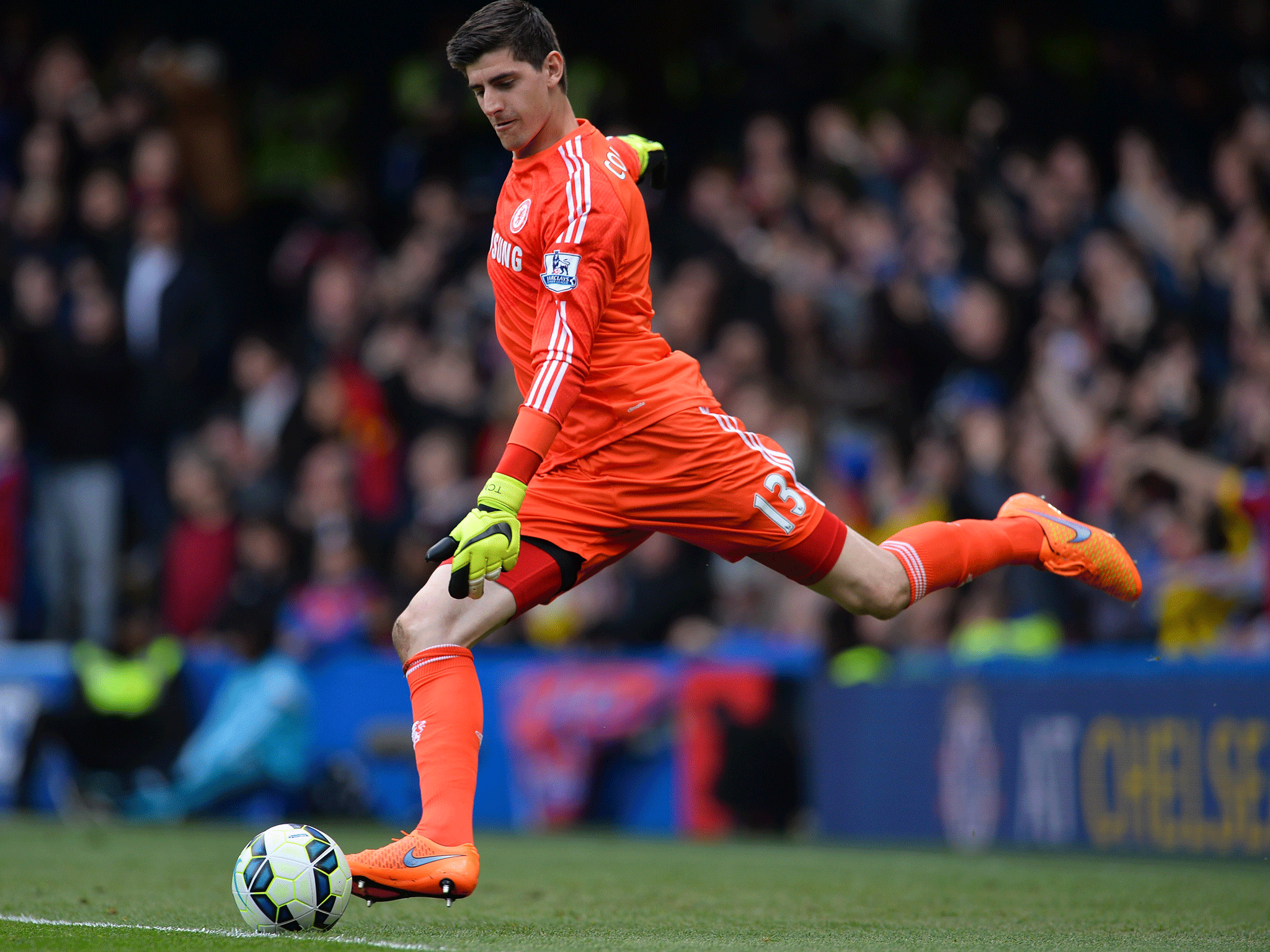 Chelsea face 'battle' to hold on to Courtois amid Real desire