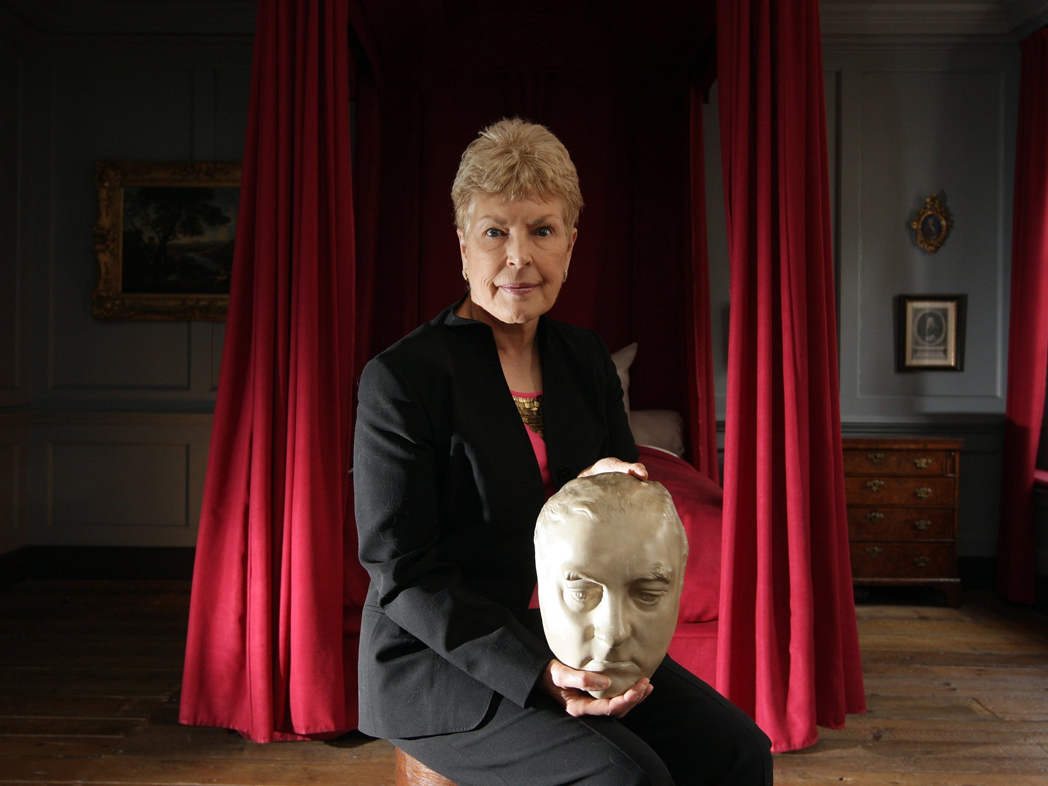 Rendell with a life mask of Handel in 2009 in the room in London where he died