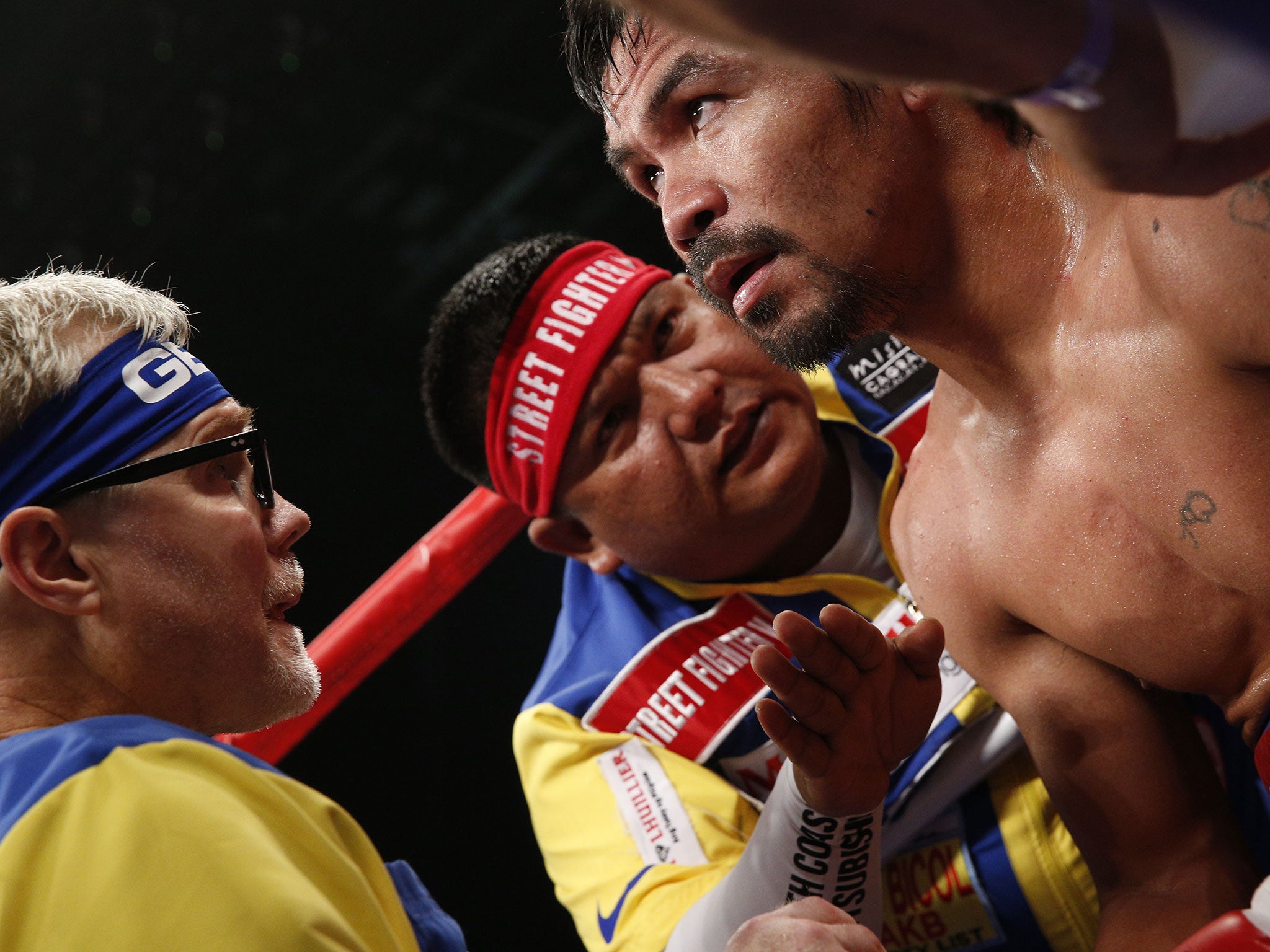 Freddie Roach talks to Manny Pacquiao during his defeat to Floyd Mayweather