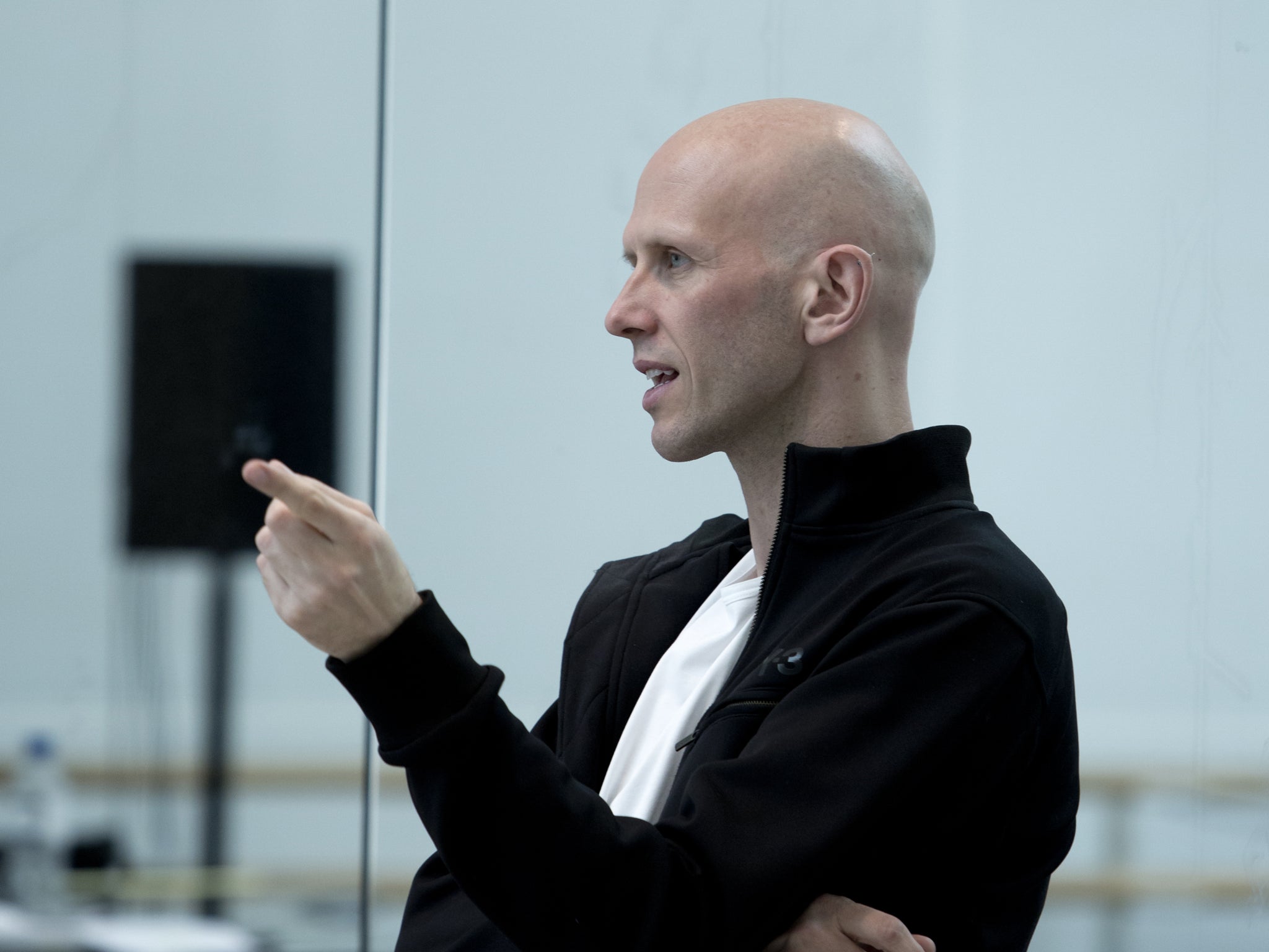 Wayne McGregor directing the rehearsal of Woolf Works.