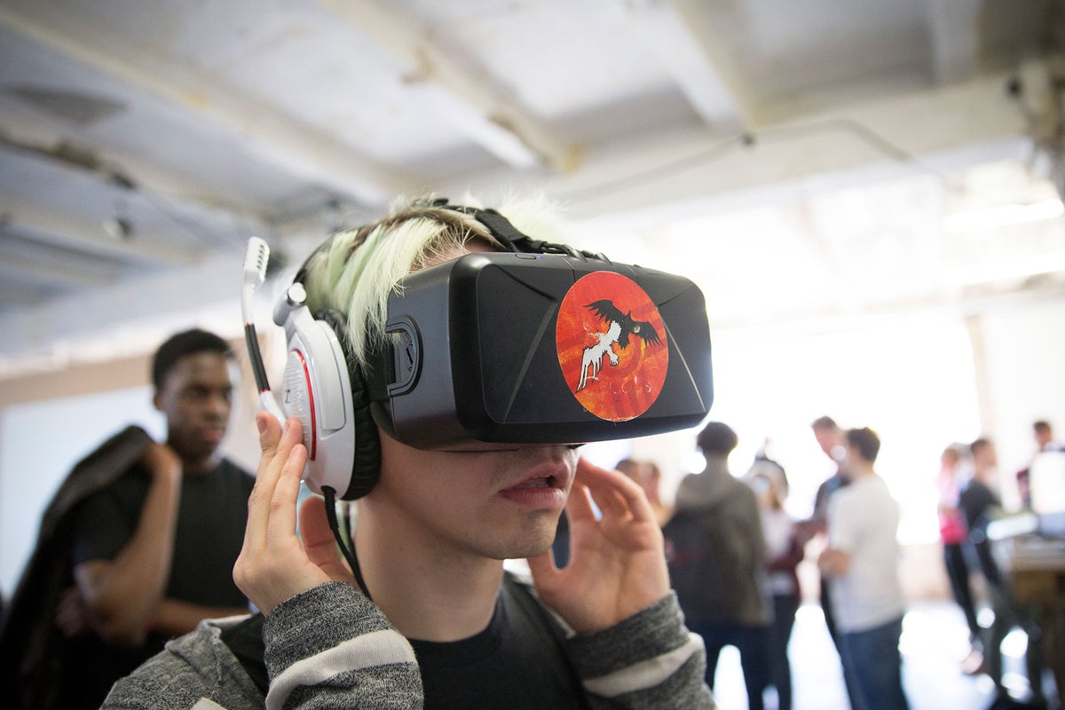 Apple hires virtual reality expert as company could look to release VR headset