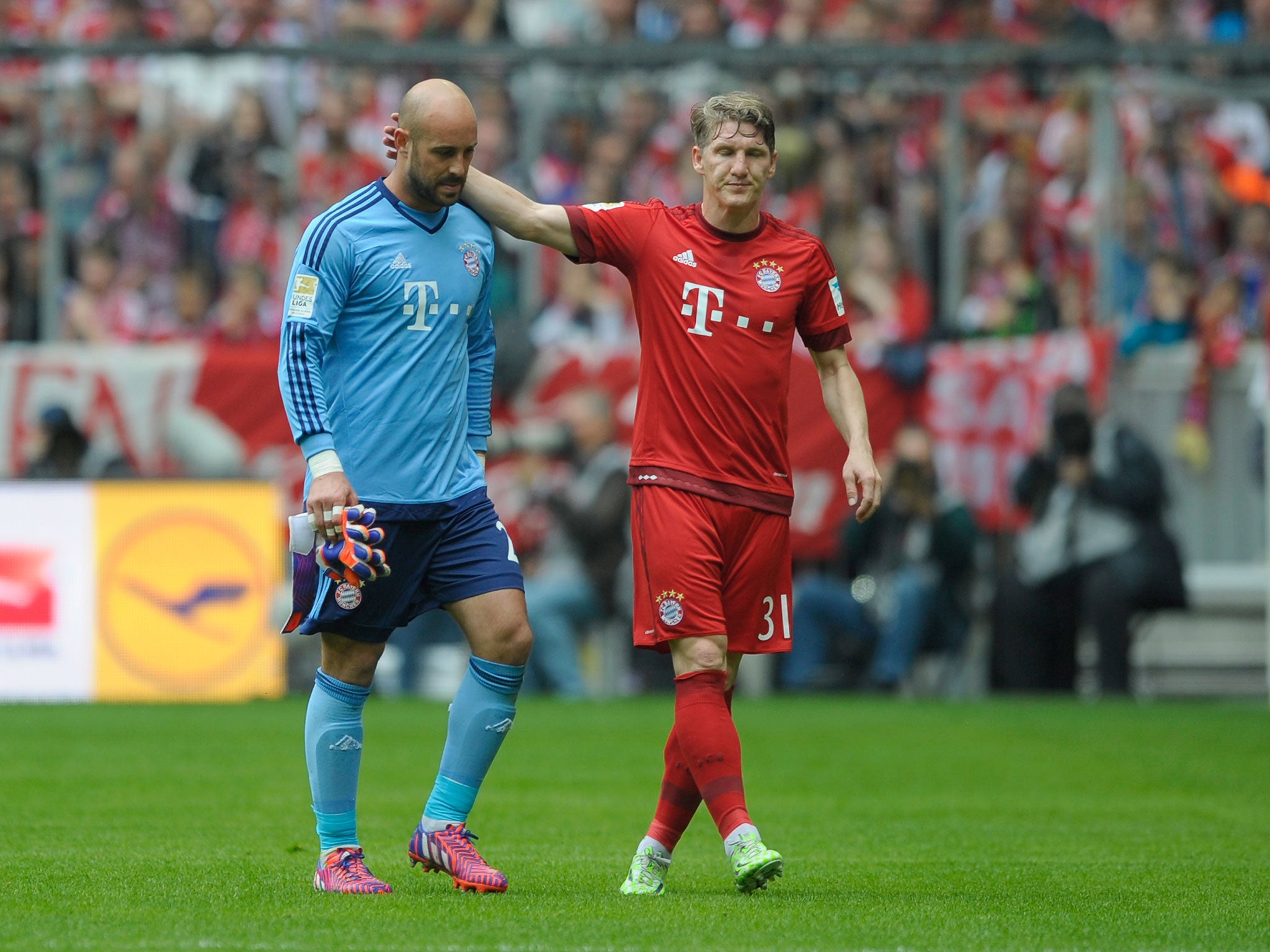 Pepe Reina is sent-off for Bayern Munich