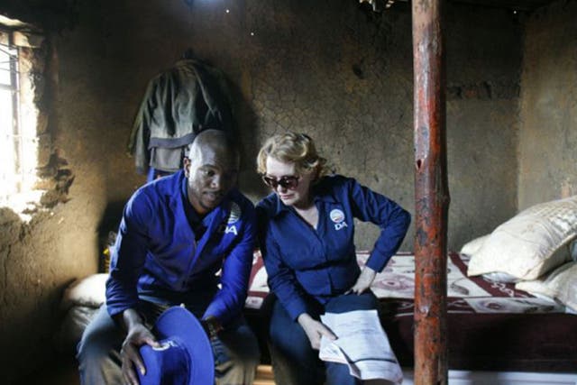 Maimane Musi and Helen Zille during a visit to an Orange Farm township (Gallo Images)