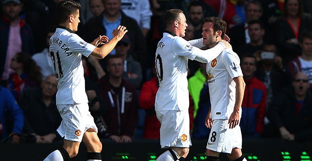 Manchester United celebrate Juan Mata's goal