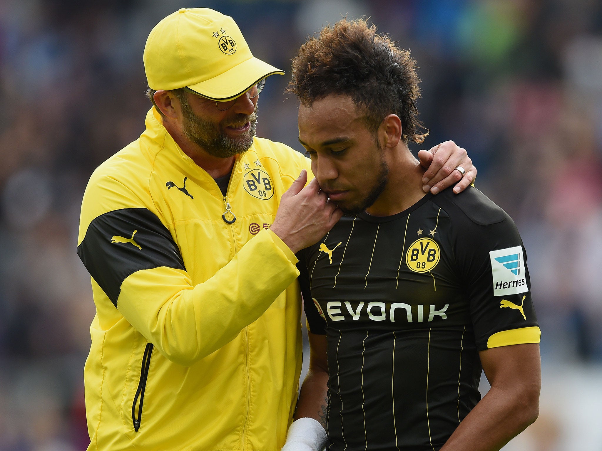 Jurgen Klopp speaks to Pierre-Emerick Aubameyang