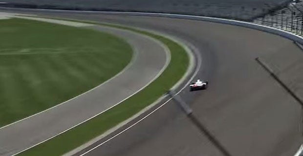 Castroneves turns into the first corner