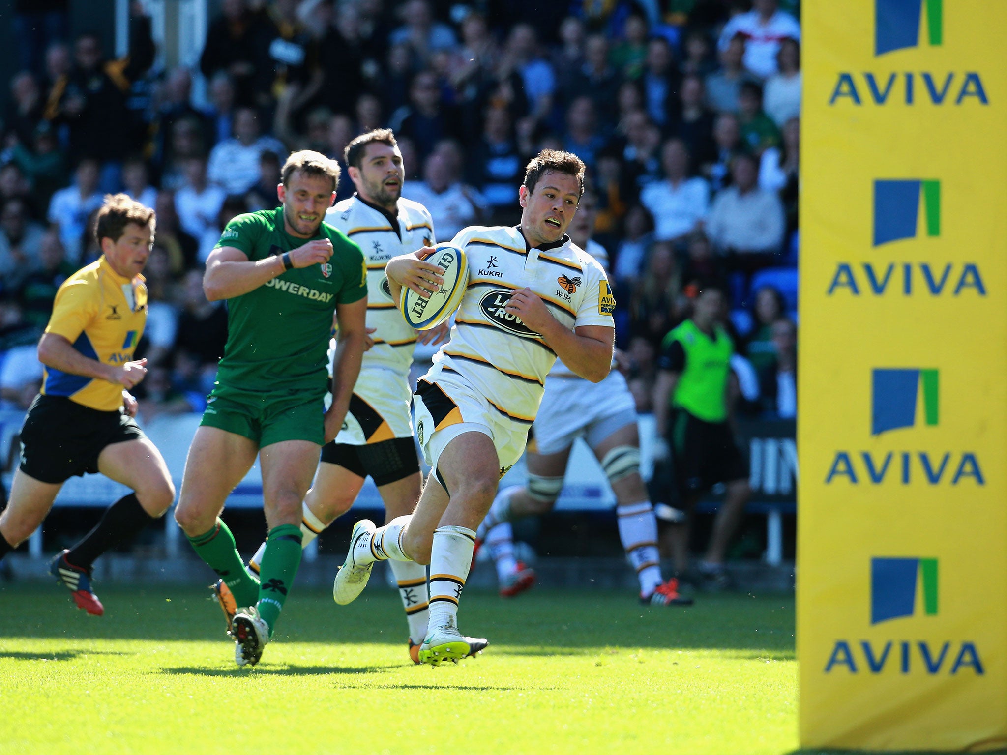 Rob Miller runs in for a try for Wasps