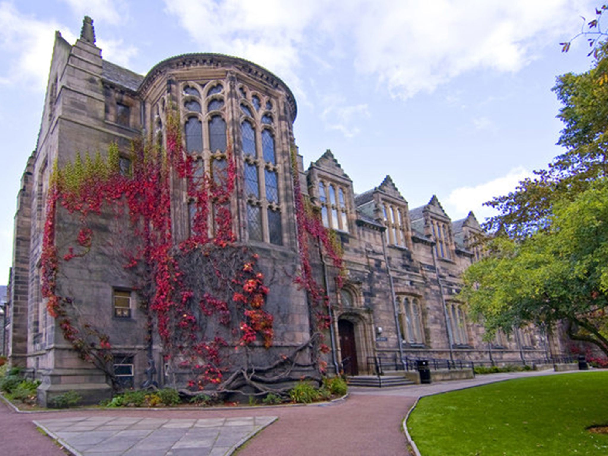  Aberdeen University becomes first UK higher education 