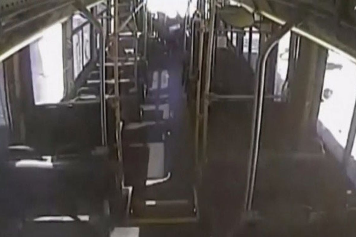 Passengers escape Atlanta bus seconds before massive level crossing ...