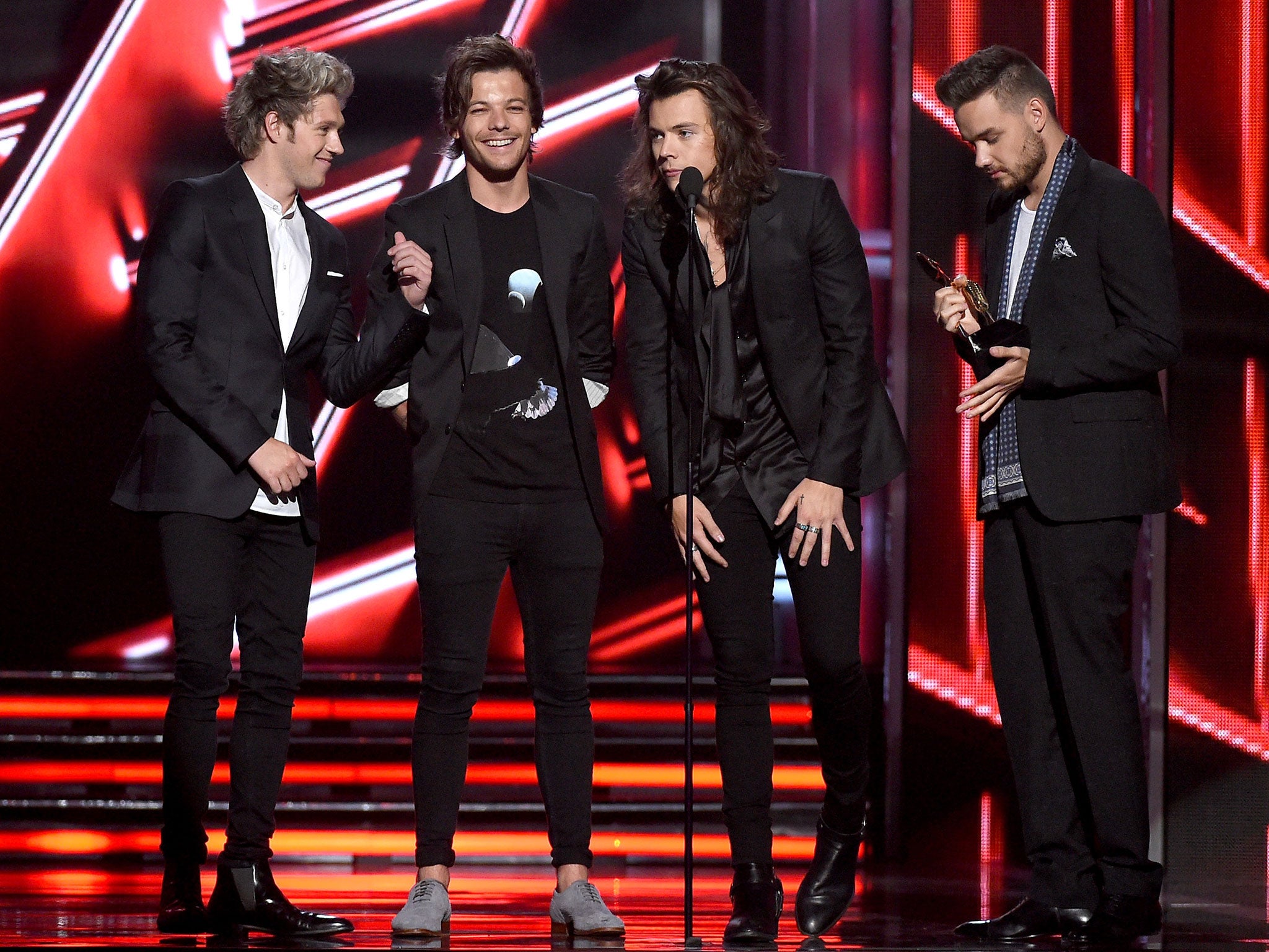 One Direction win Top Group at the Billboard Music Awards 2015