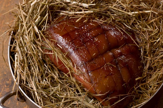 Old-fashioned method: Hay-baked ham with cider sauce