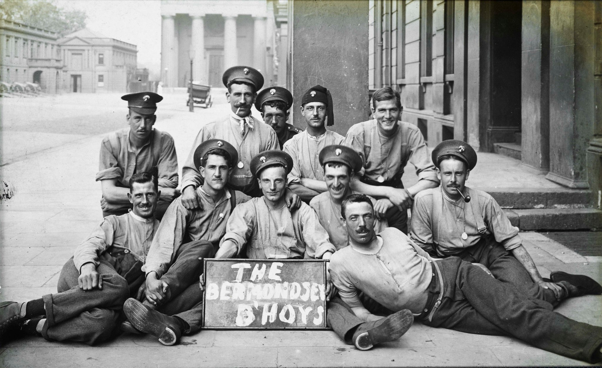 Bermondsey Bhoys from the 2nd Grenadier Guards inside their base at Wellington Barracks in either 1914 or 1915 (c) Museum of London
