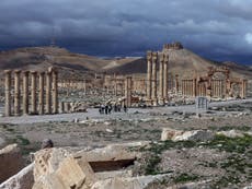 Isis 'seizes final border crossing between Syria and Iraq' as UN warns civilians were stopped from leaving Palmyra by Assad's forces 