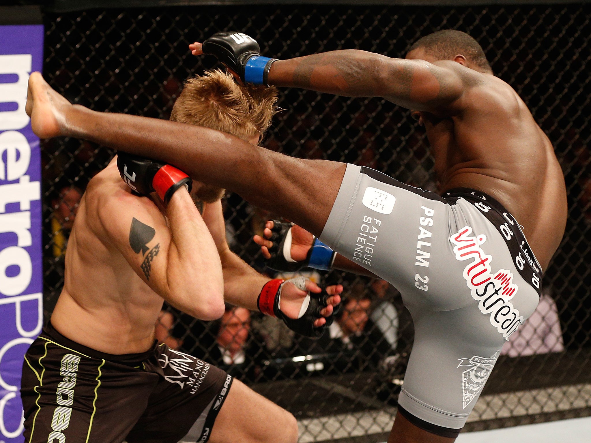 Anthony Johnson kicks Alexander Gustafsson