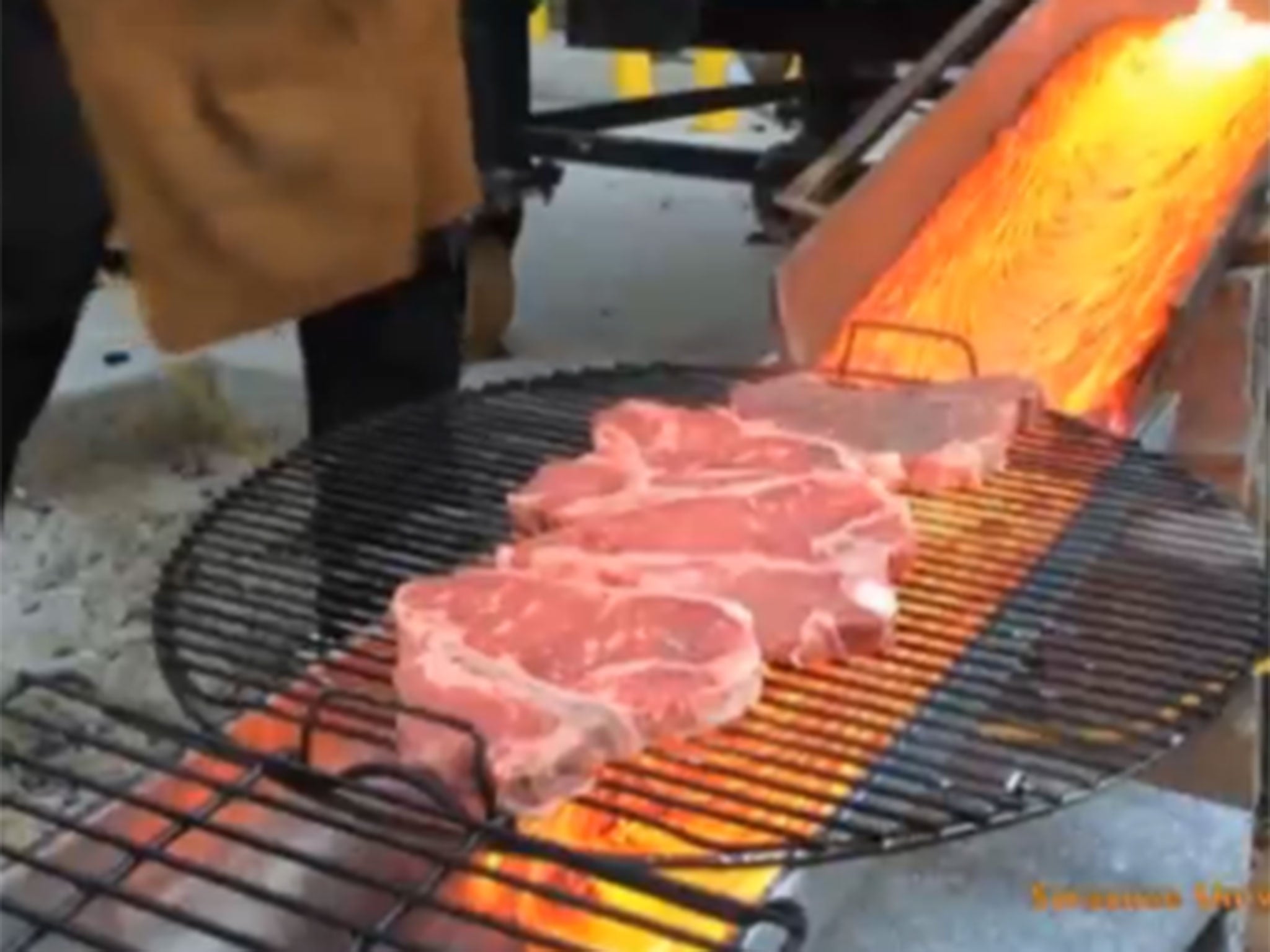 Surichinmoi repetitie vleugel Lava used to grill steaks - video | The Independent | The Independent