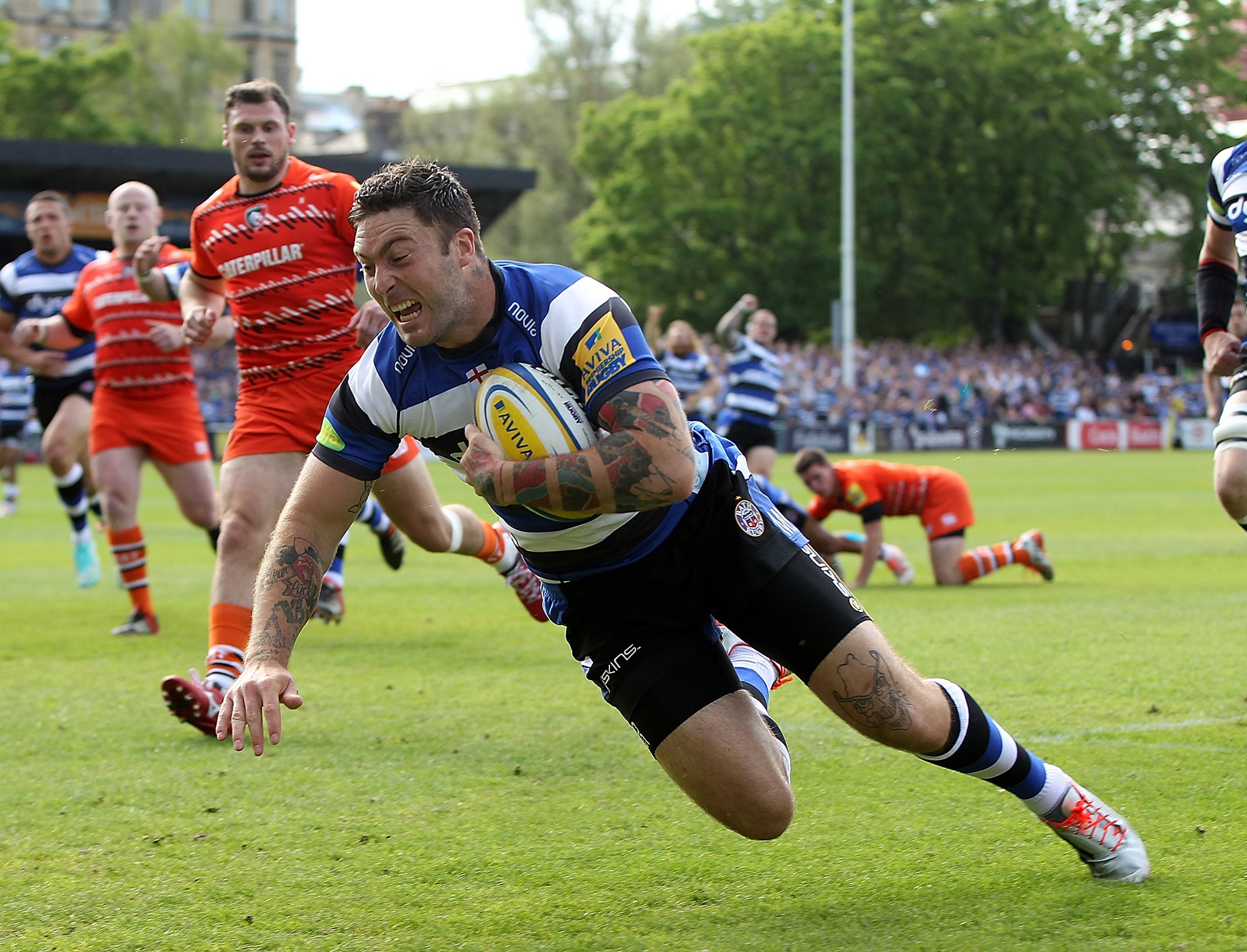 Matt Banahan dives over for his hat-trick try