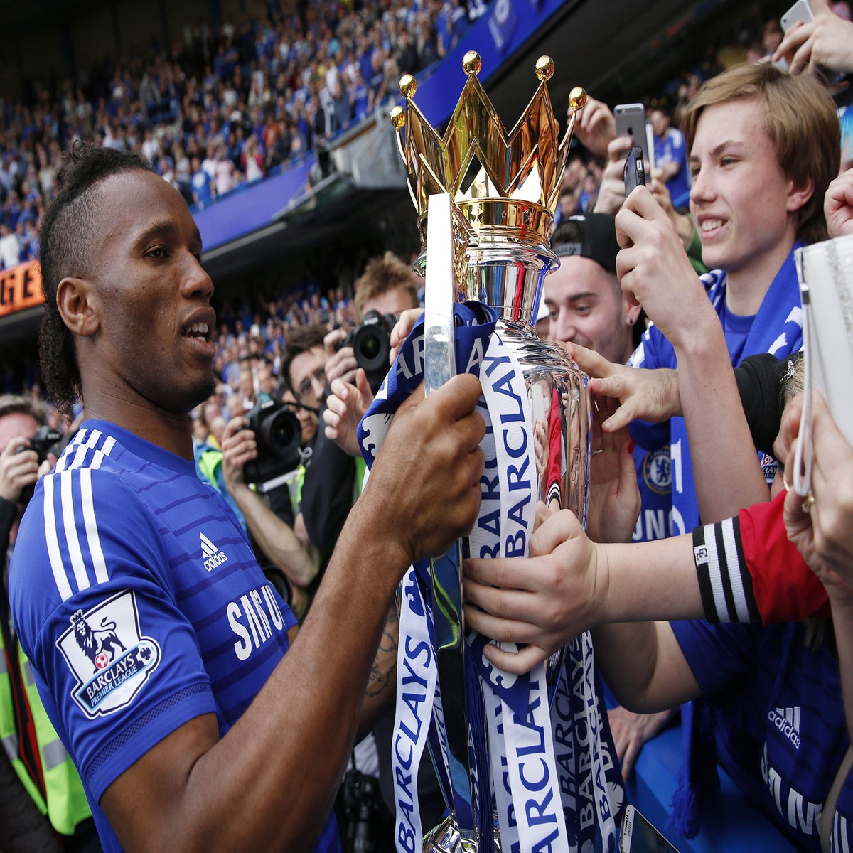 Oscar gives Dider Drogba Chelsea's No 11 shirt for new Premier