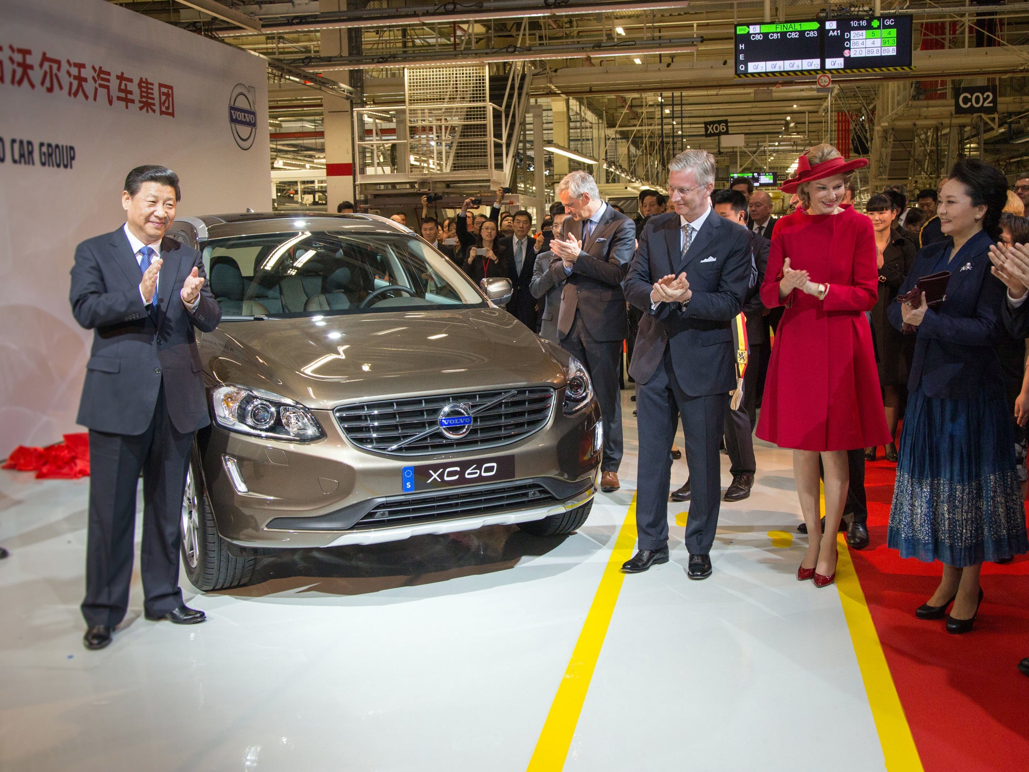 Chinese President Xi Jinping, Flemish Minister-President Kris Peeters, King Philippe of Belgium, Queen Mathilde of Belgium and Peng Liyuan, wife of the Chinese President, applaud after the unveiling of a Volvo XC60 during a visit to car manufacturer Volvo