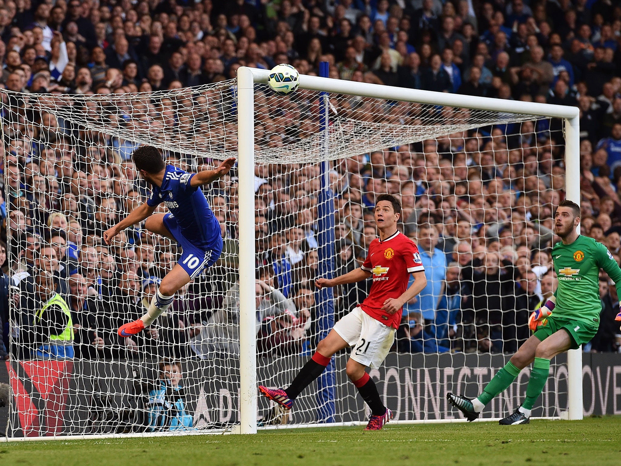 Eden Hazard scores against Manchester United