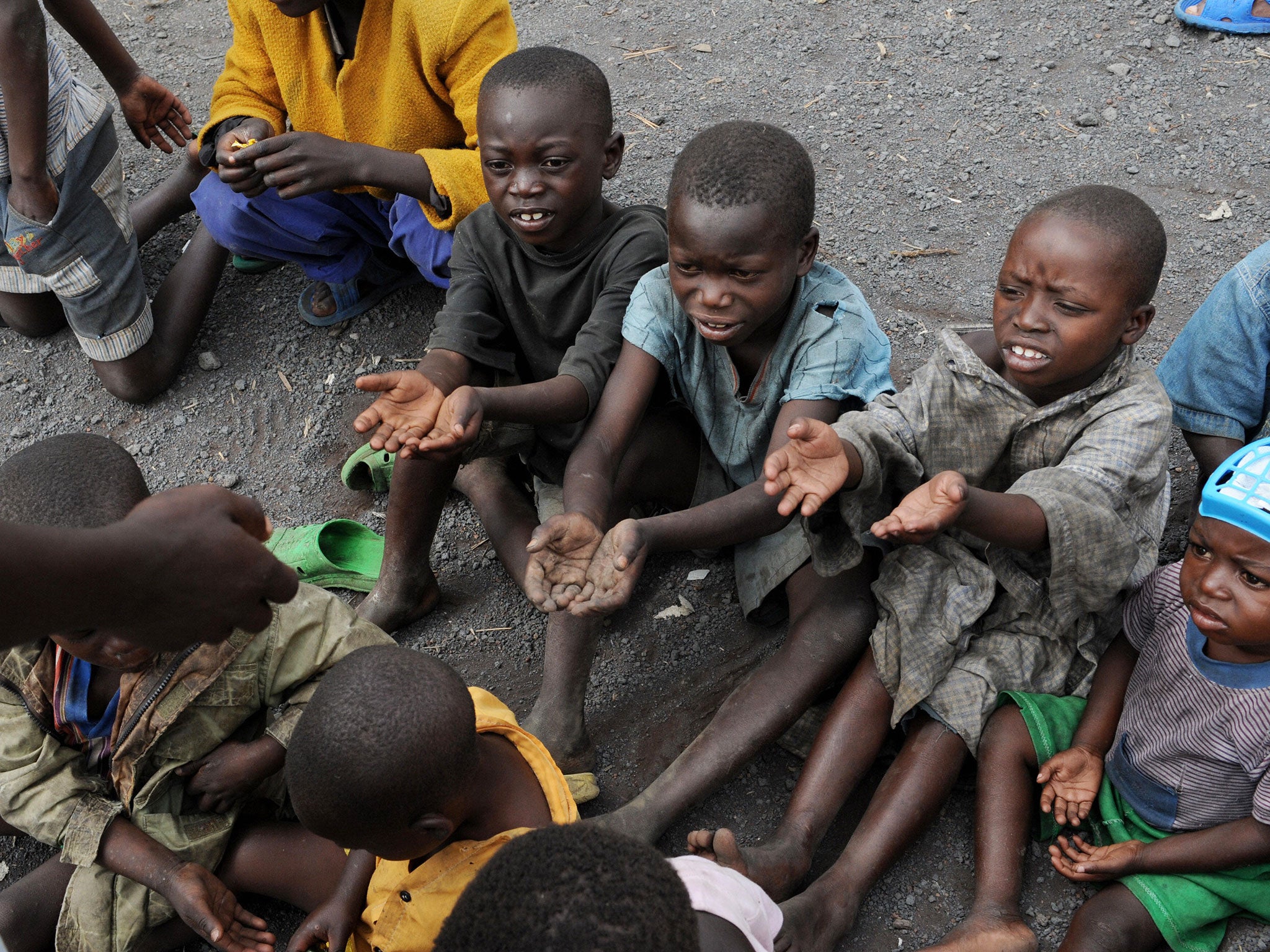 Голоден нищие. Бедные дети в Африке голодающие. Голодающие дети пфрика. Бедные африканские дети.