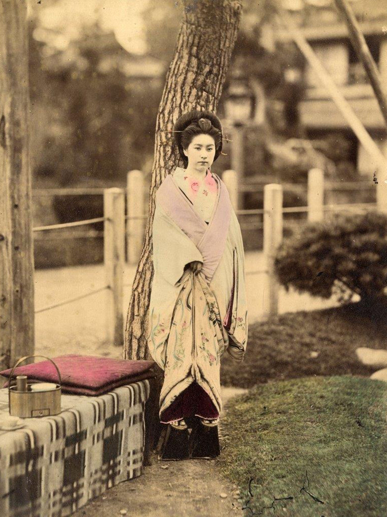 An elegant geisha in a garden by Felice Beato, 1865 © : Galerie Verdeau, Paris/The London Photograph Fair