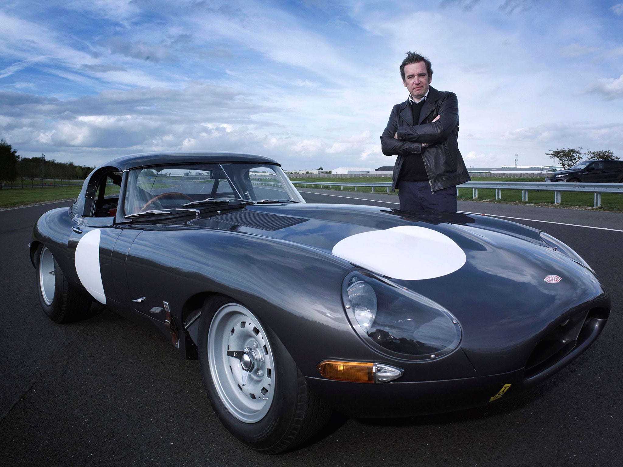 Video] Incredible Jaguar E-type series 1 track battle